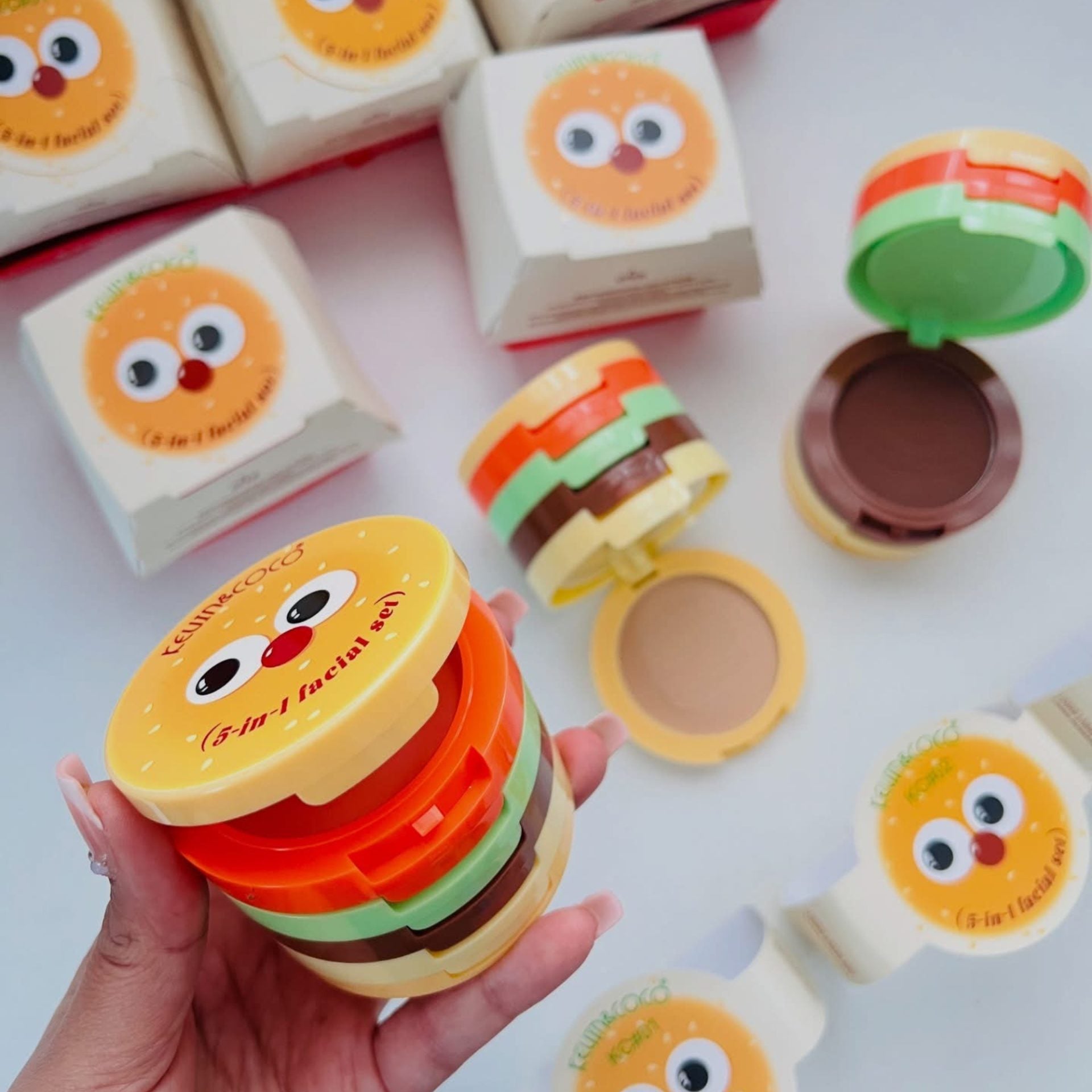 Paleta Multifunctionala, Kevin&Coco, Model Burger, Set Machiaj 5 in 1, Blush, Iluminator, Contur, Pudra, Design Compact, 122 g, 8.7 x 8.7 x 6 cm, Nuanta 02