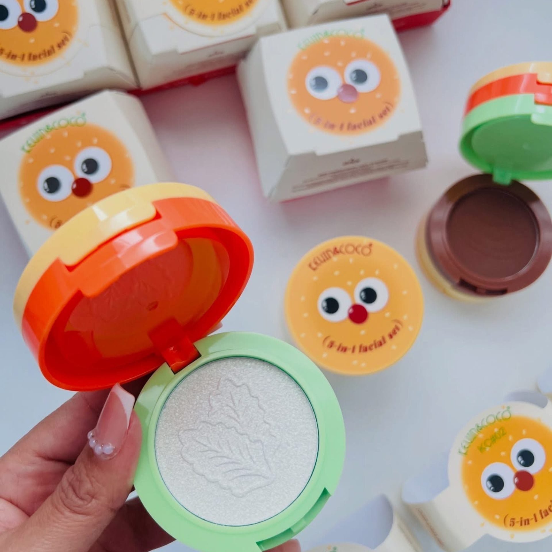 Paleta Multifunctionala, Kevin&Coco, Model Burger, Set Machiaj 5 in 1, Blush, Iluminator, Contur, Pudra, Design Compact, 122 g, 8.7 x 8.7 x 6 cm, Nuanta 02