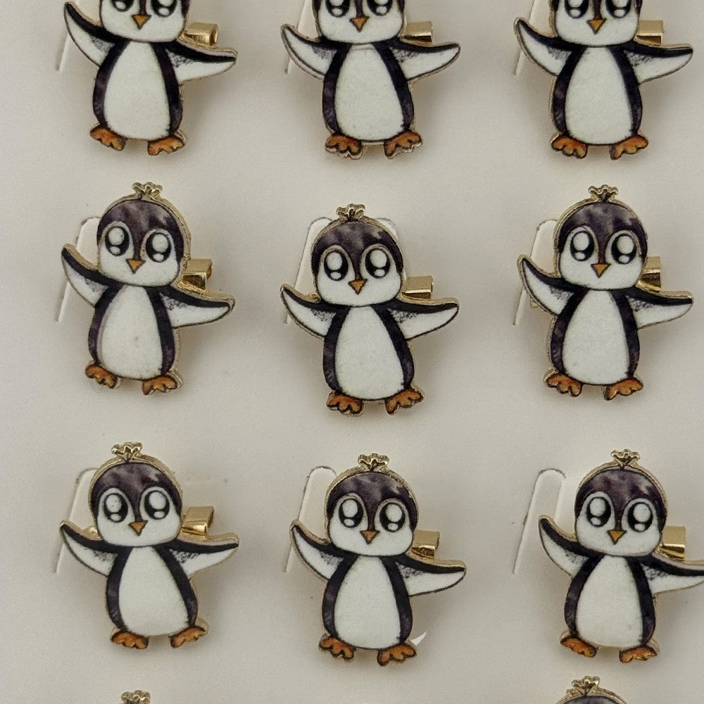 Set 12 Brose Martisor cu Pinguin Copii, Brose din Metal, Aspect Lacuit, 2,5 x 3 cm per Unitate, Alb