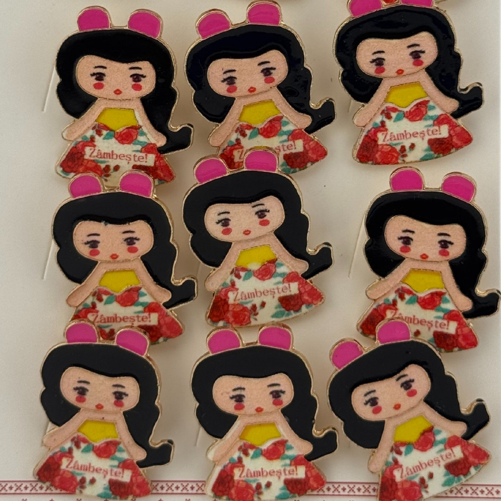 Set 12 Brose Martisor pentru Copii, Model Fetita, cu Mesaj Zambeste, Multicolor