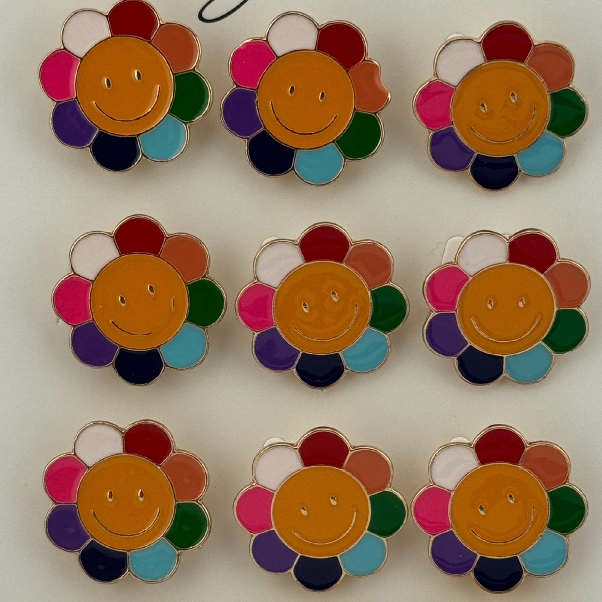 Set 12 Brose Martisor pentru Copii, Model Floare care Zambeste, Multicolor