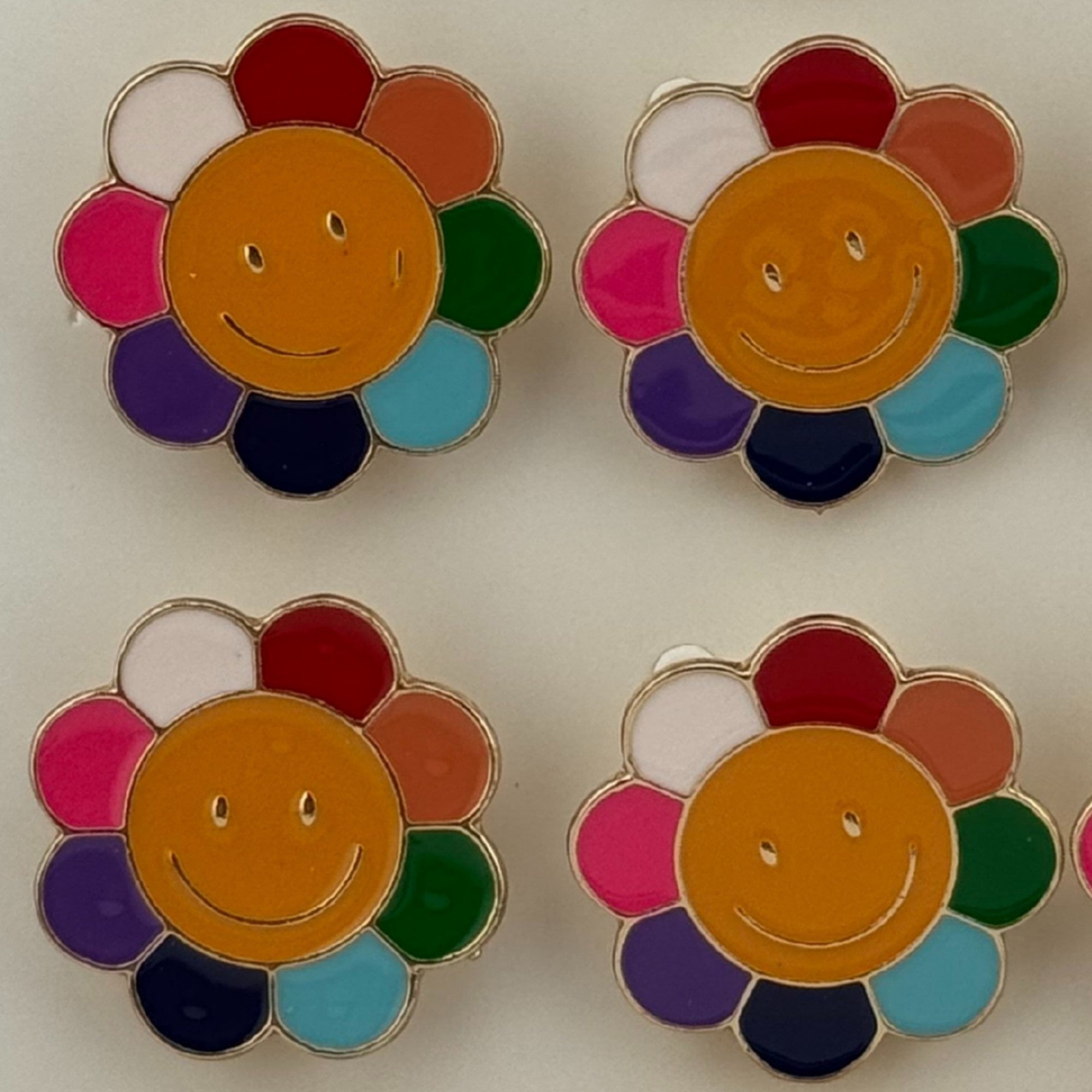 Set 12 Brose Martisor pentru Copii, Model Floare care Zambeste, Multicolor