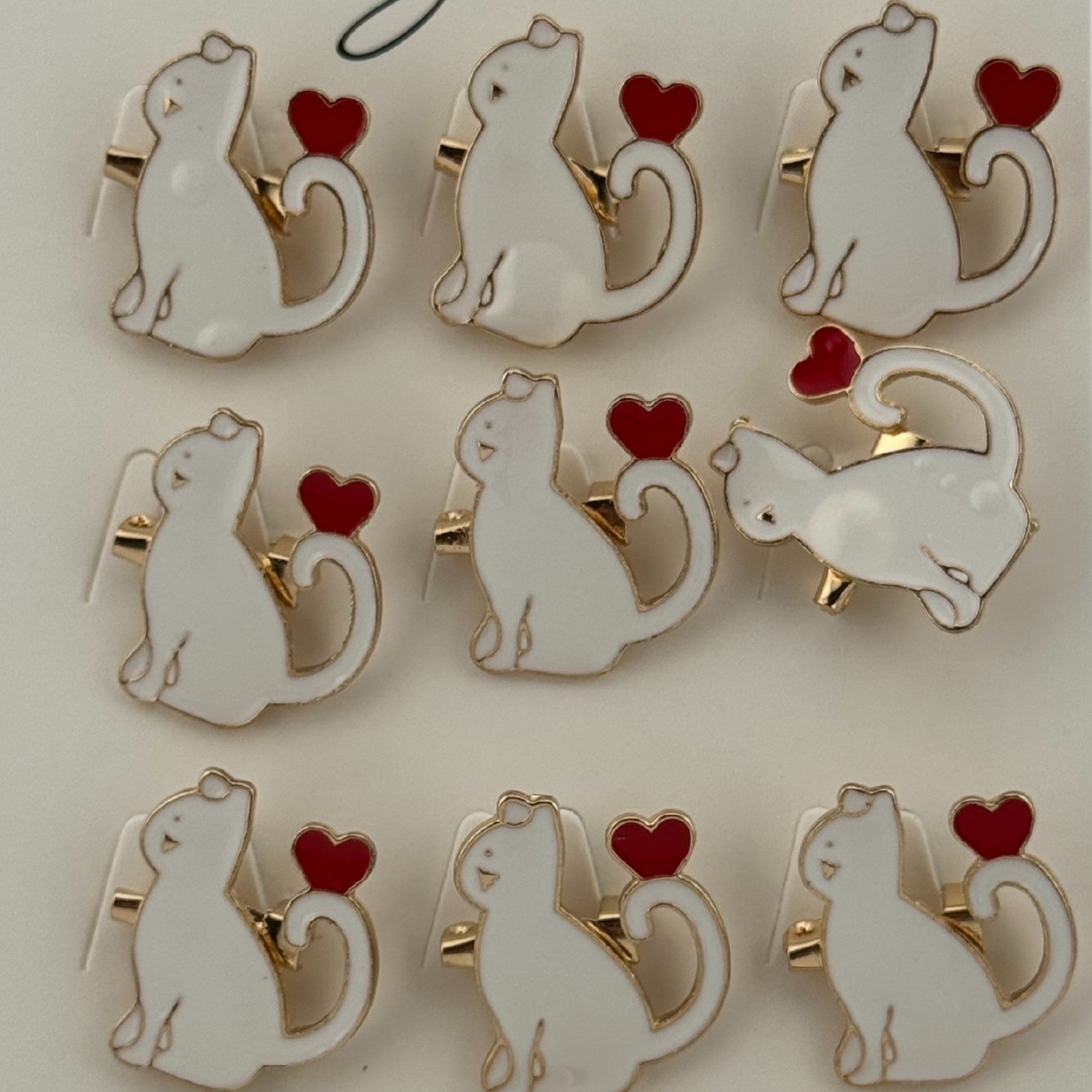 Set 12 Brose Martisor pentru Copii, Model Pisica cu Inima pe Coada, Alb