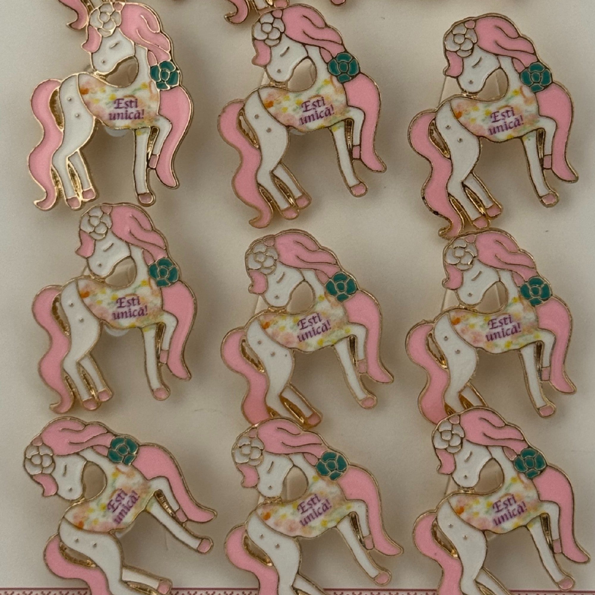 Set 12 Brose Martisor pentru Copii, Model Unicorn cu Par Roz, cu Mesaj Esti Unica, Multicolor