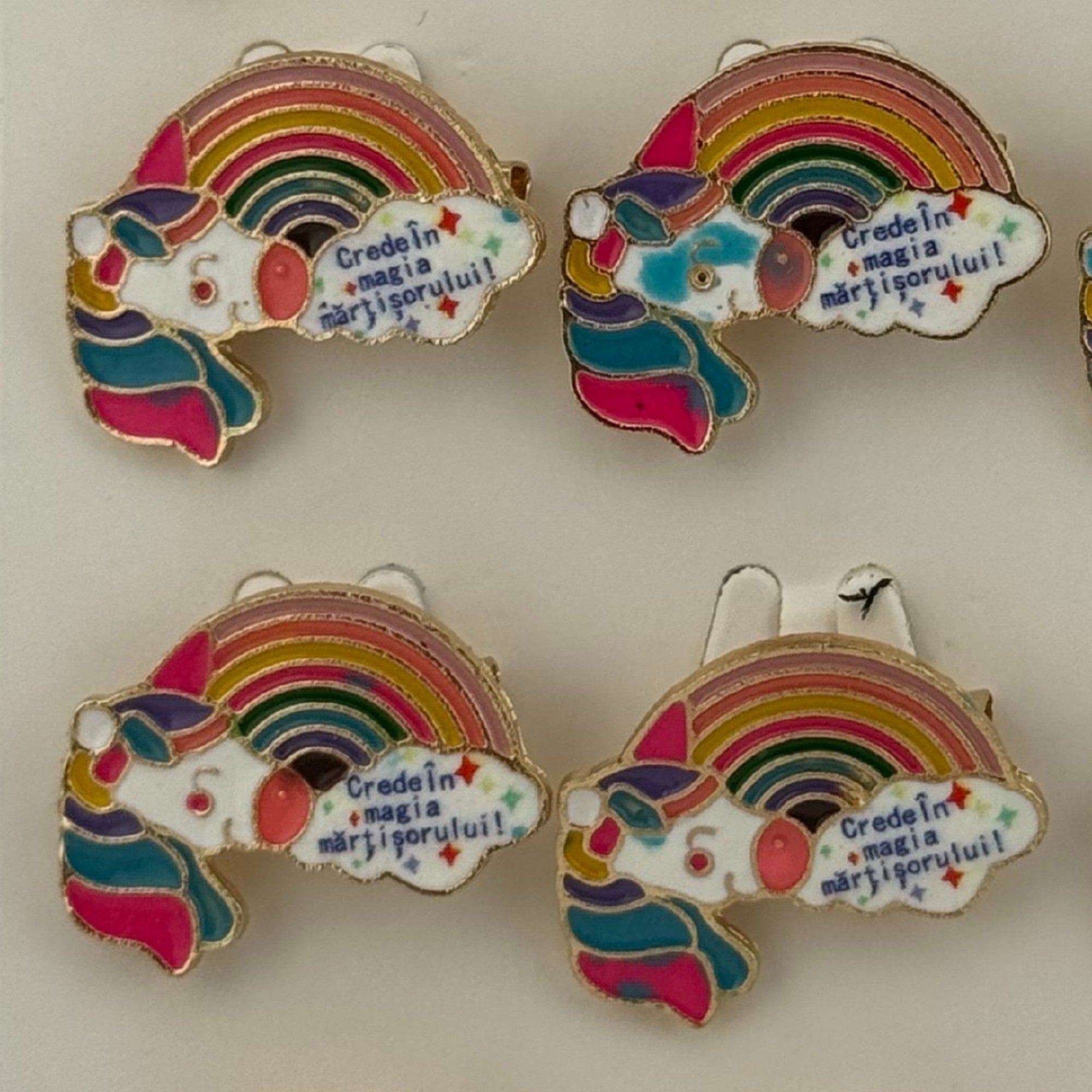 Set 12 Brose Martisor pentru Copii, Model Unicorn Curcubeu, cu Mesaj Crede in Magia Martisorului, Multicolor