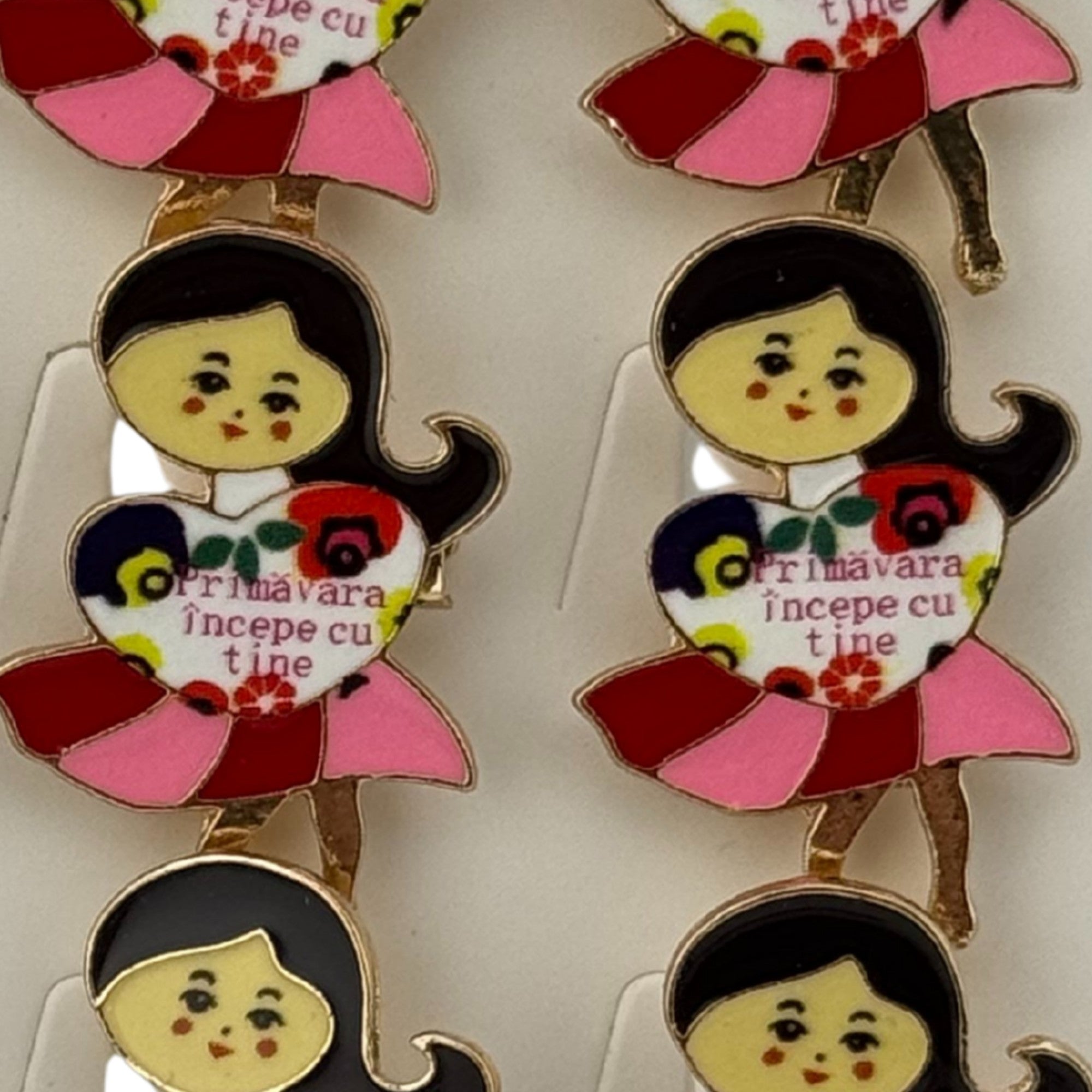 Set 12 Brose Martisor Primavara, Model Fata, Mesaj Primavara Incepe cu Tine, Multicolor
