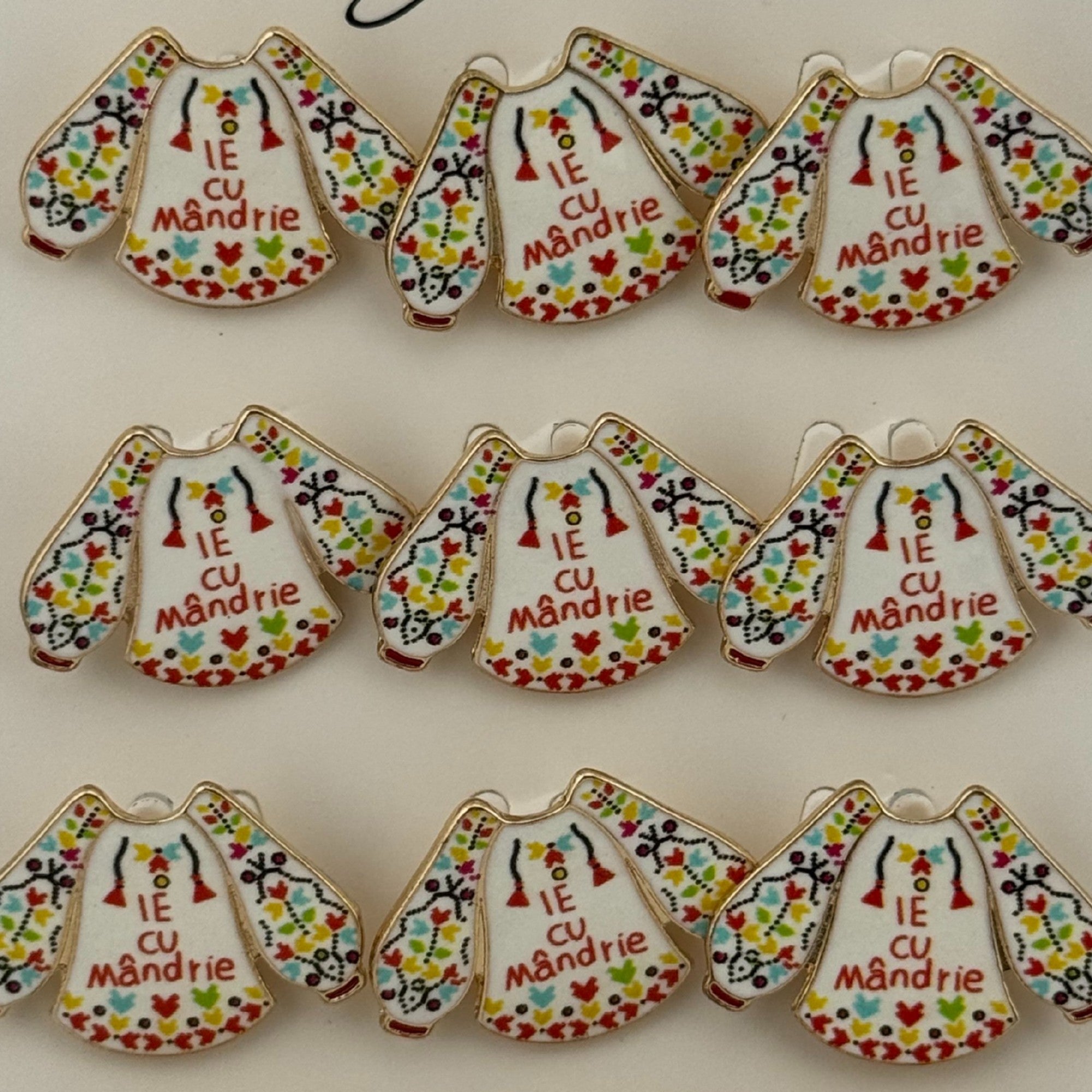 Set 12 Brose Martisor Primavara, Model Ie, Mesaj Ie cu Mandrie, Multicolor