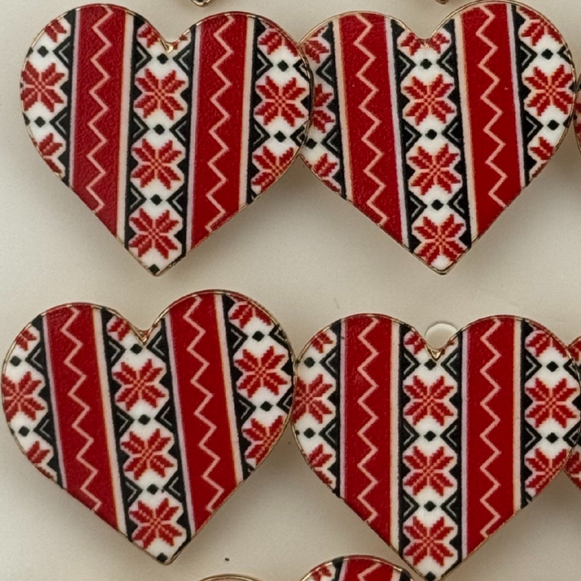 Set 12 Brose Martisor Primavara, Model Inima Rosie cu Motiv Traditional, Rosu
