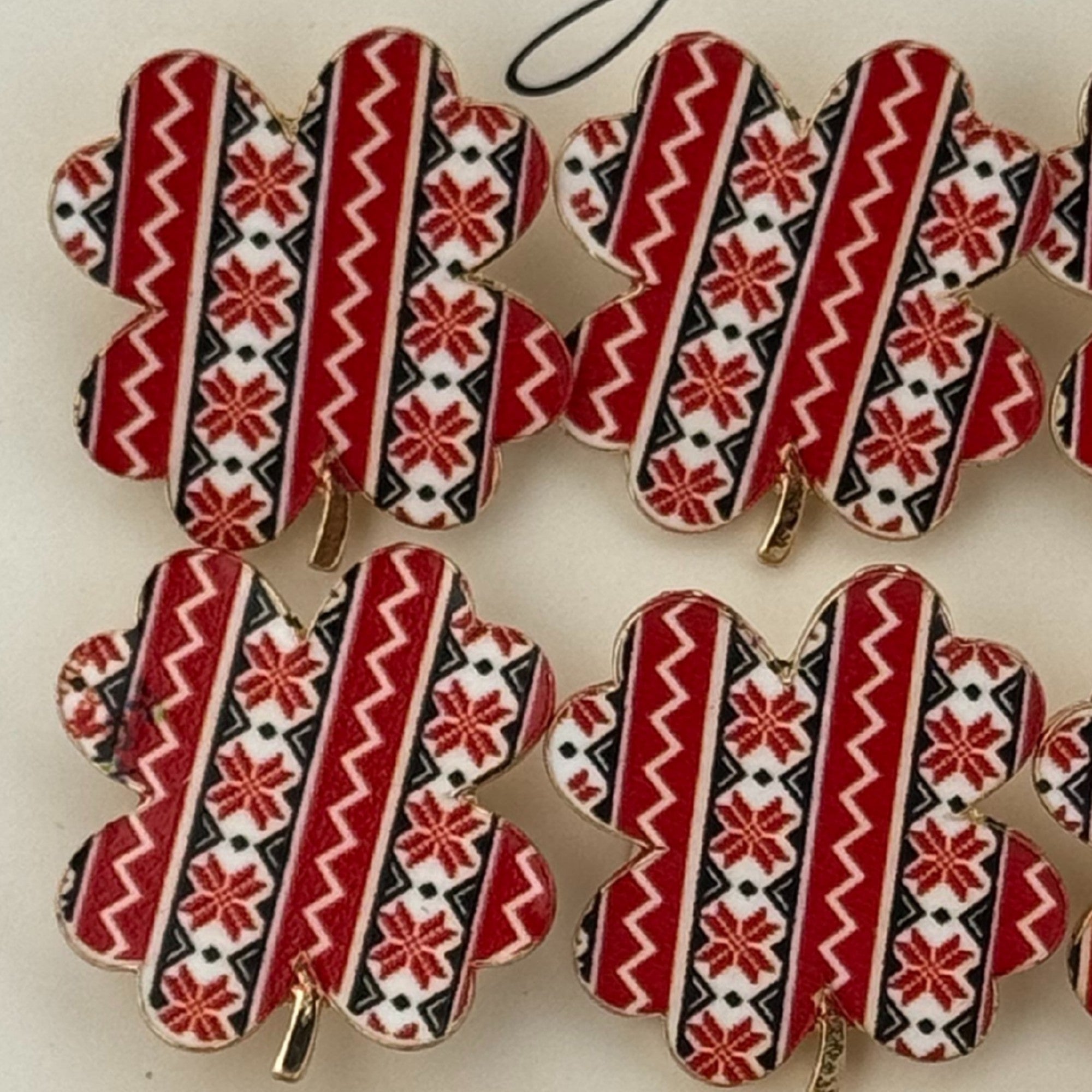 Set 12 Brose Martisor Primavara, Model Trifoi cu Motiv Traditional, Multicolor