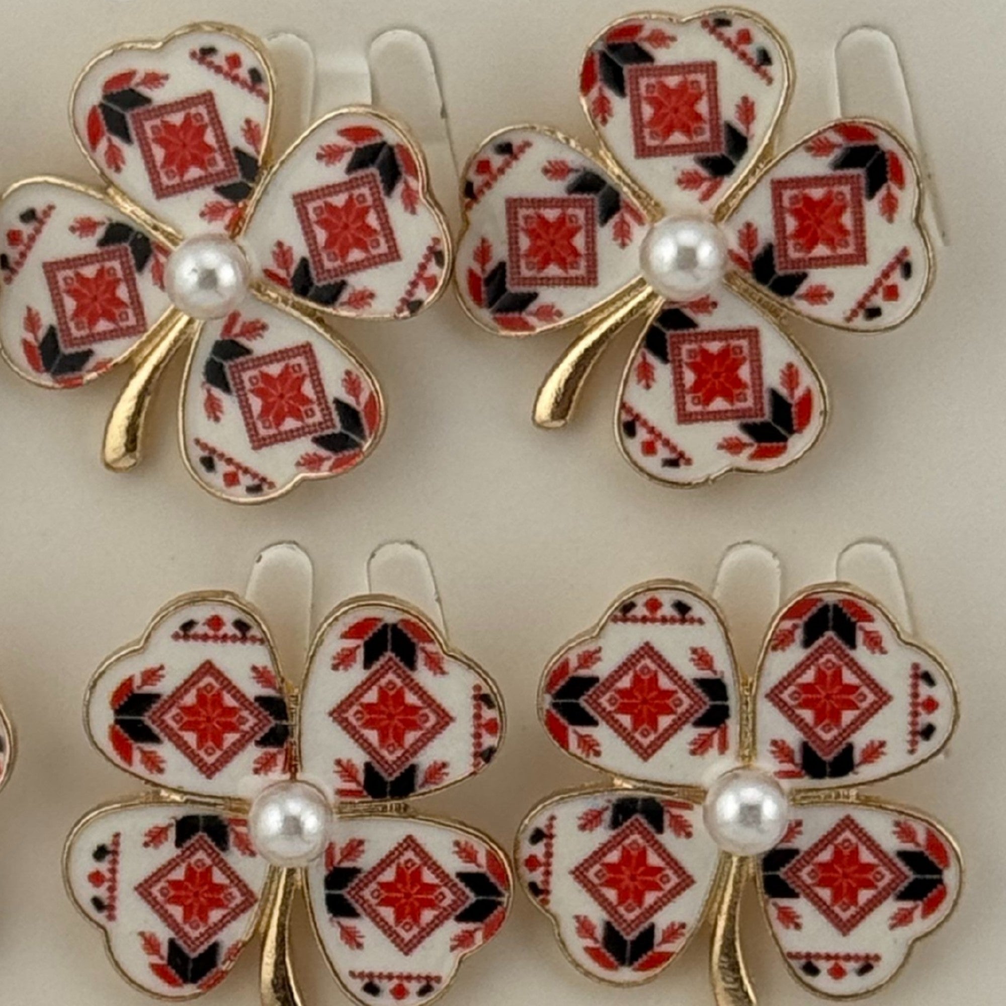 Set 12 Brose Martisor Primavara, Model Trifoi Traditional cu Perla, Rosu