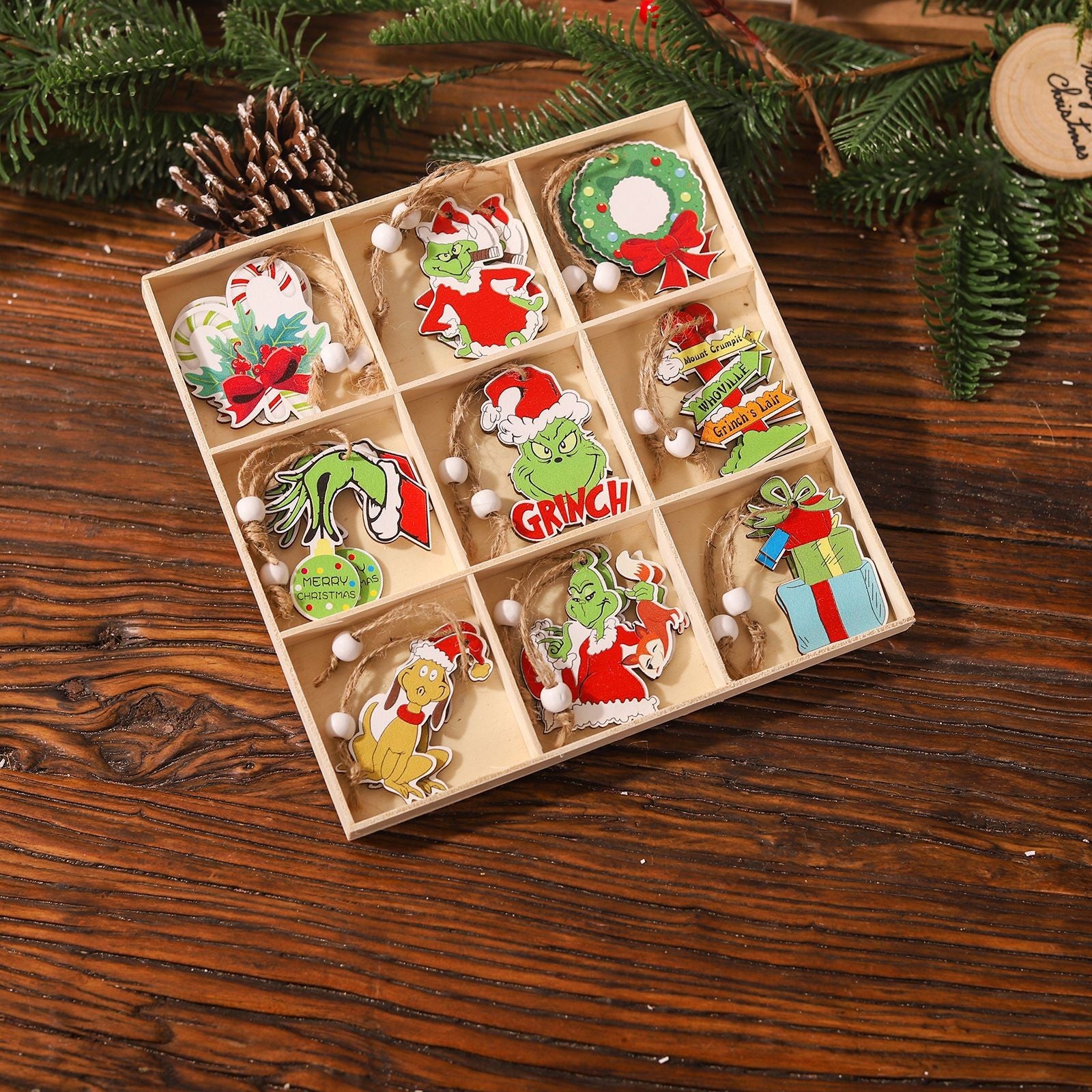 Set 18 Decoratiuni de Craciun din Lemn, cu Snur pentru Agatare in Brad, Model Grinch, Diferite Dimensiuni, Multicolor