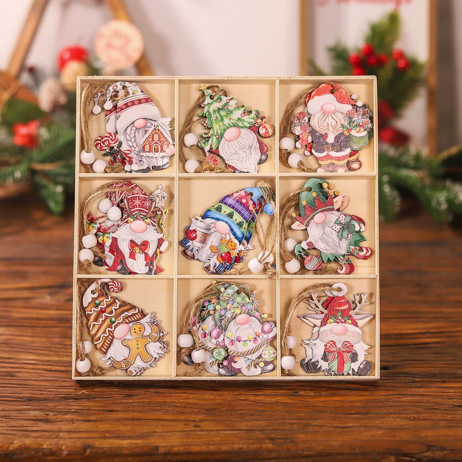 Set 18 Decoratiuni de Craciun din Lemn, cu Snur pentru Agatare in Brad, Model Gnomi, Diferite Dimensiuni, Multicolor