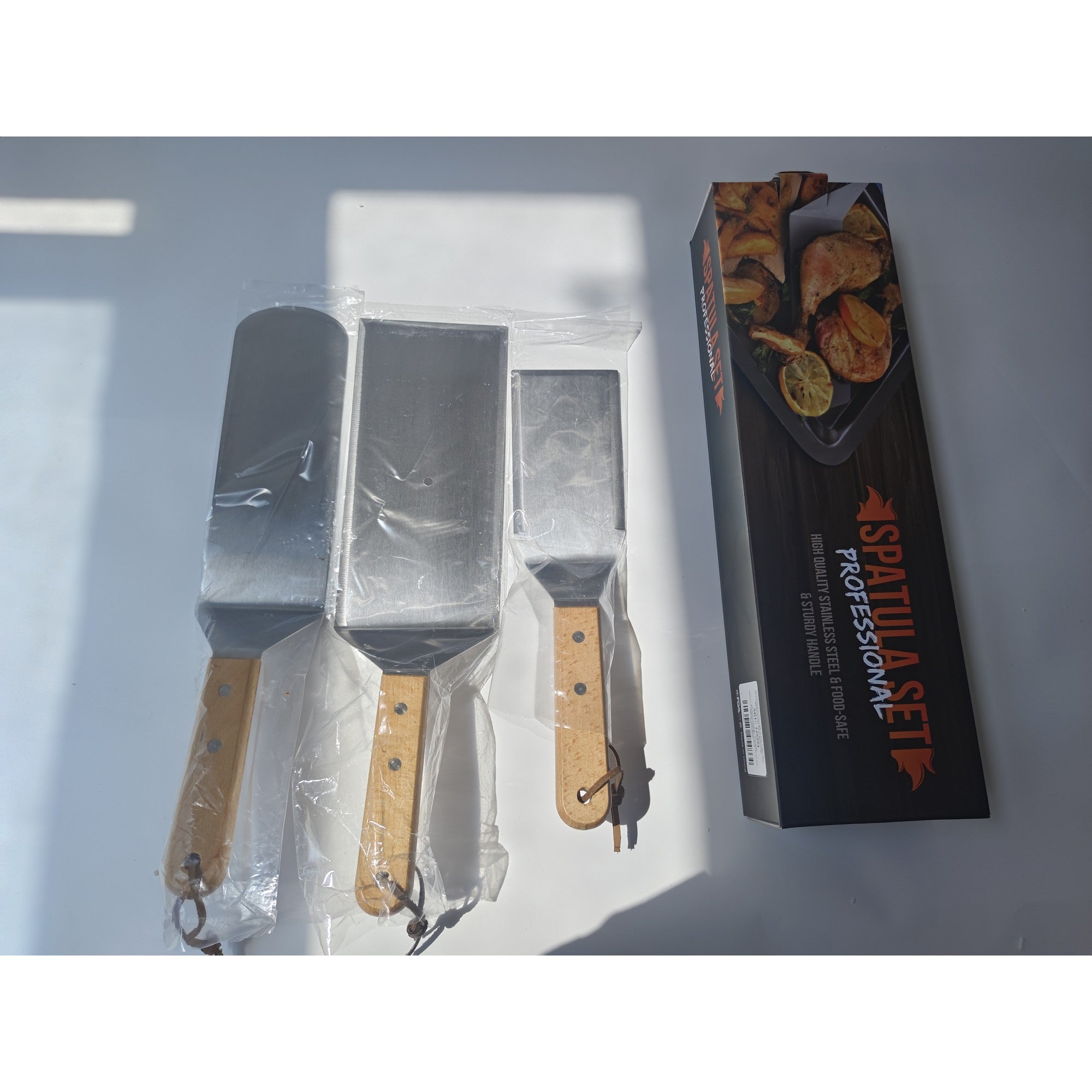 Set 3 spatule pentru gratar din metal, margini subtiri, suprafata antiaderenta, rezistente la temperaturi ridicate, maner ergonomic din lemn, 3 forme, agatatoare, gri
