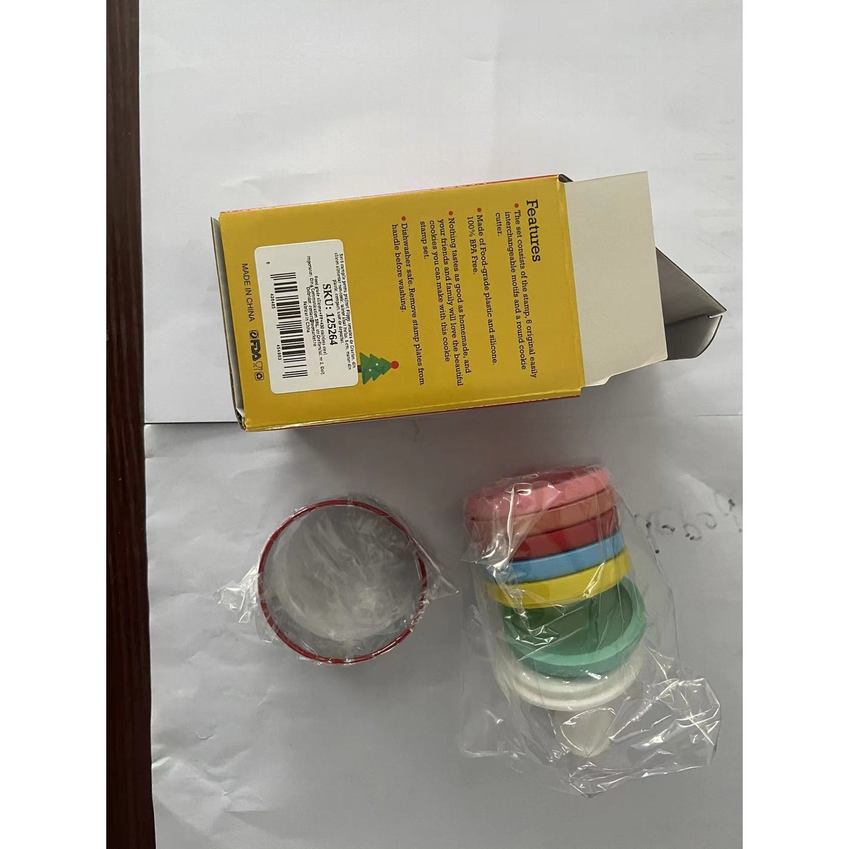 Set 6 stampile pentru prajituri tematica de Craciun, din silicon alimentar non-toxic, taietor aluat inclus, 6 cm, maner din plastic, compact, usor de depozitat