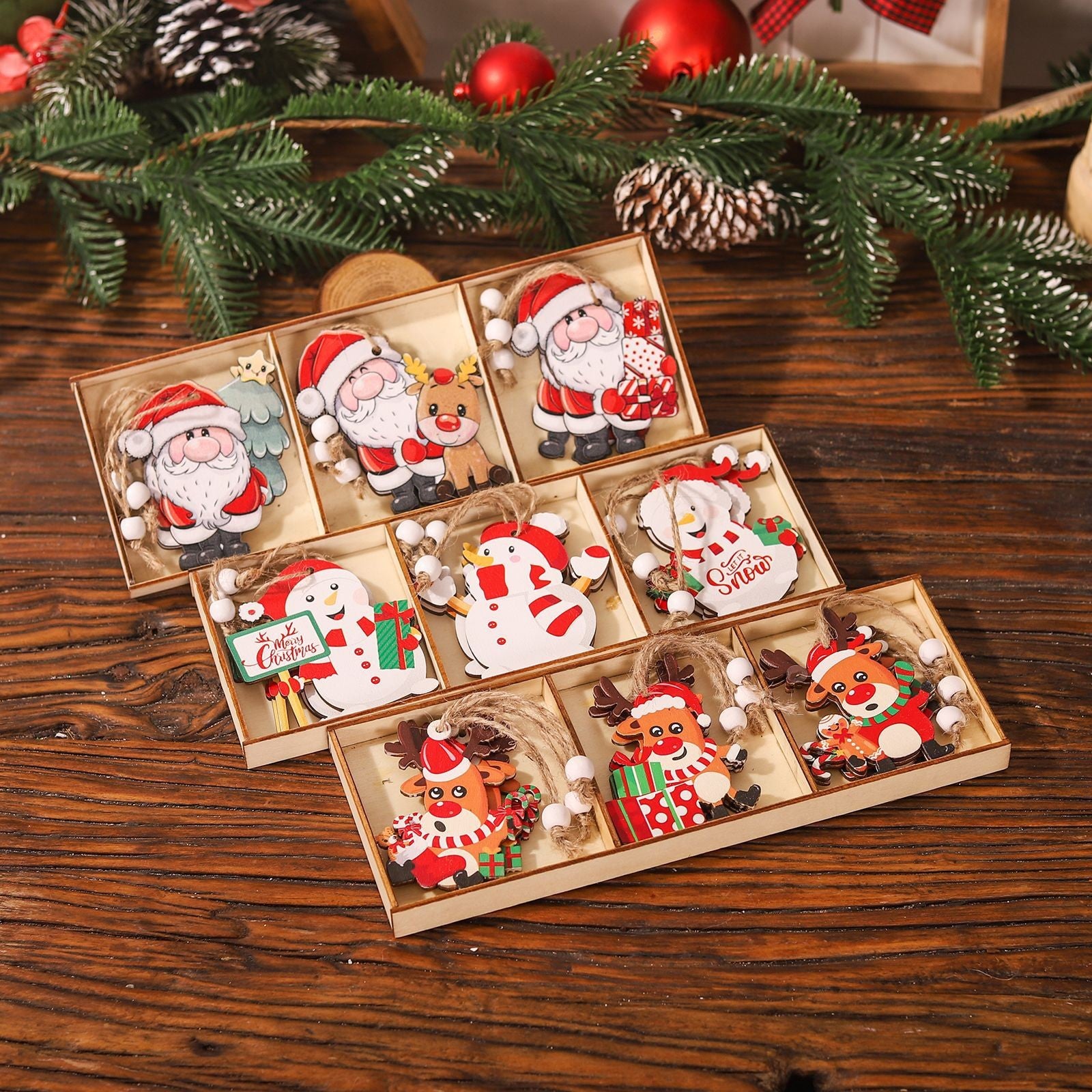 Set 9 Decoratiuni de Craciun din Lemn, cu Snur pentru Agatare in Brad, 3 Modele, Model Mos Craciun cu Brad, Ren si Cadouri, Diferite Dimensiuni, Multicolor