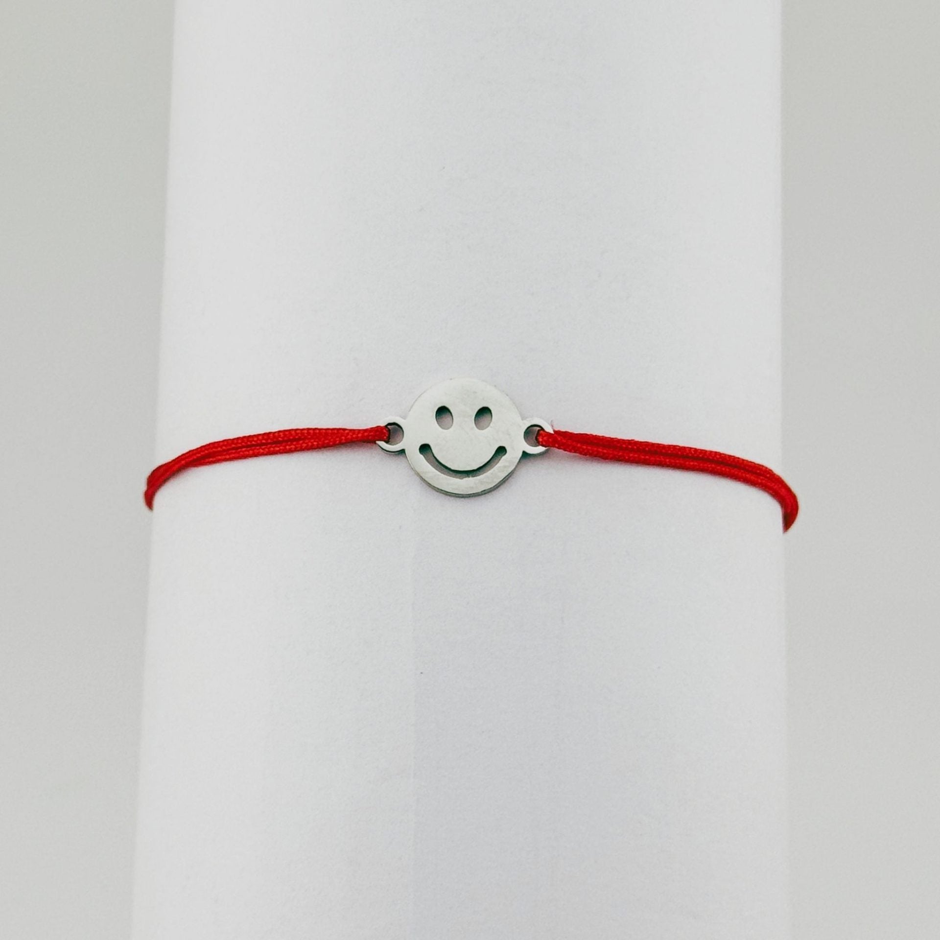 Bratara Martisor pentru Dama, Model Smile, Set 12 bucati, Pandativ Argintiu din Inox cu Snur Rosu Ajustabil