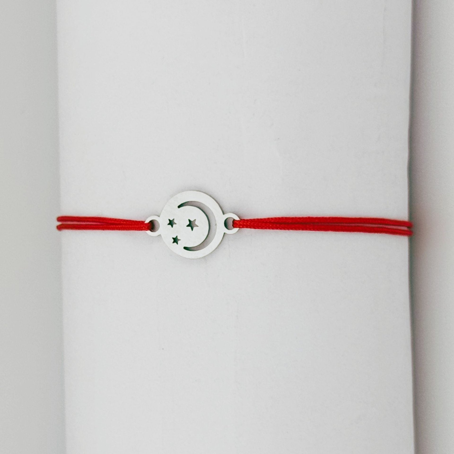 Bratara Martisor pentru Dama, Model Luna in Cerc, Set 12 bucati, Pandativ Argintiu din Inox cu Snur Rosu Ajustabil