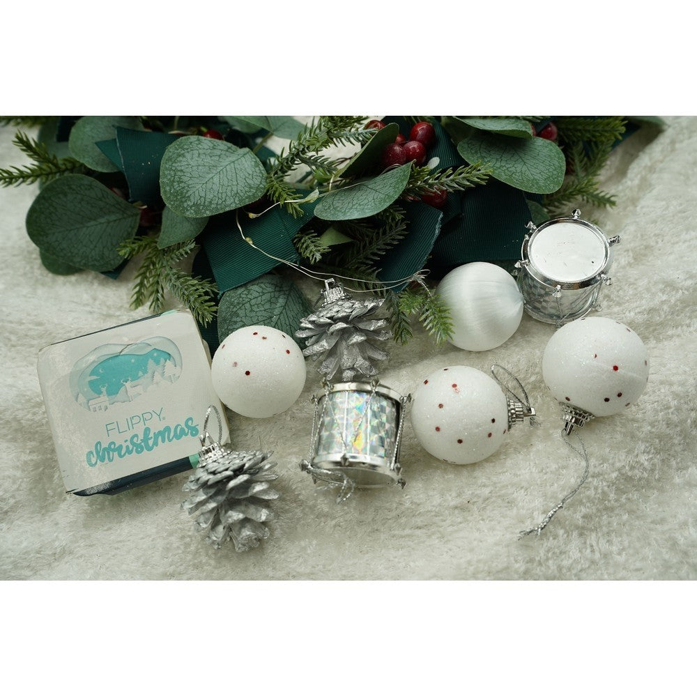 Set de 12 ornamente de brad, de tip Glob, Alb/ Argintiu, din polistiren, cu finisaj sclipitor , cutie 4 cm adancime x 20 cm inaltime x 12 cm lungime)