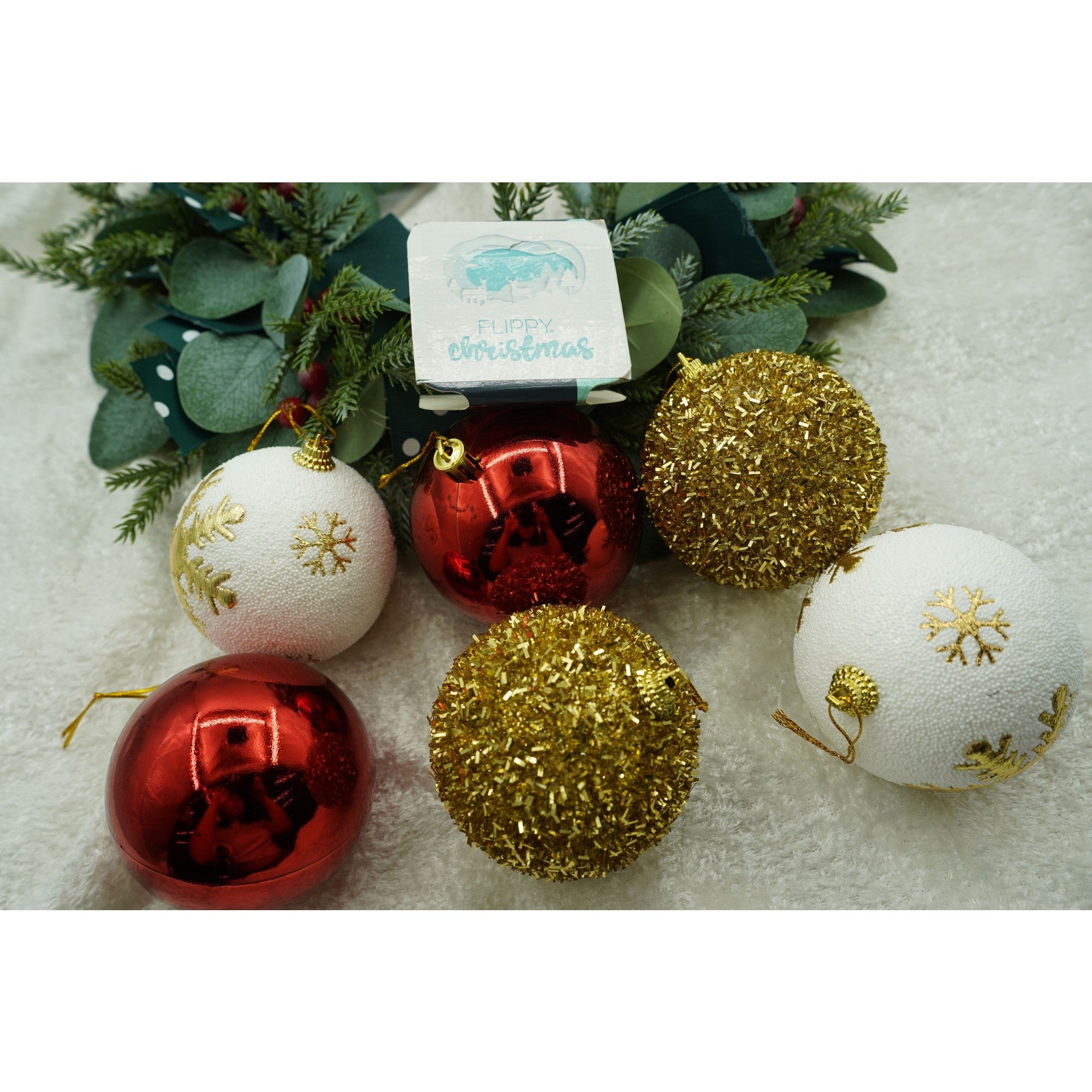 Set de 12 ornamente de brad, de tip Glob, Alb/ Rosu, din polistiren, cu finisaj sclipitor , cutie 8 cm adancime x 32 cm lungime x 24 cm inaltime