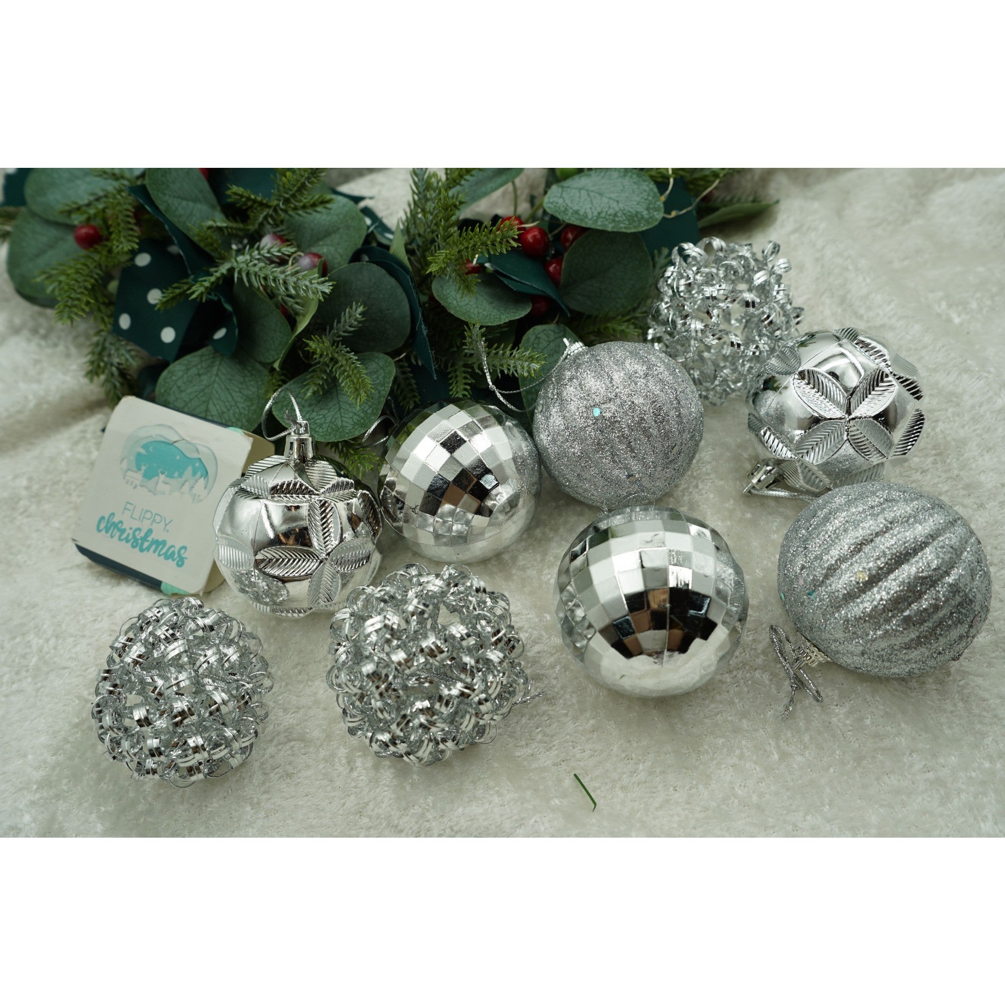 Set de 12 ornamente de brad, de tip Glob, Argintiu, din plastic, cu finisaj sclipitor , cutie 6 cm adancime x 30 cm inaltime x 18 cm lungime)