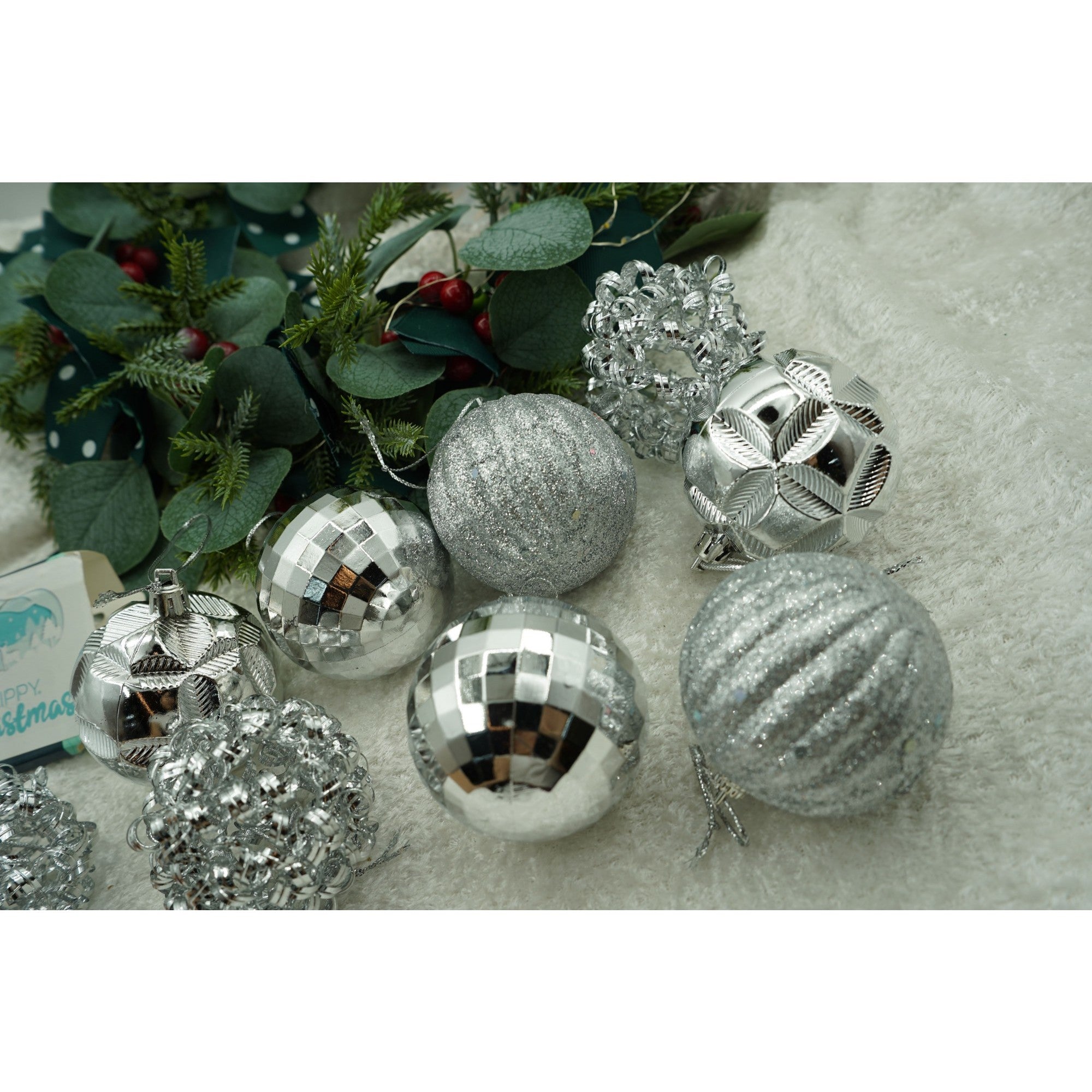 Set de 12 ornamente de brad, de tip Glob, Argintiu, din plastic, cu finisaj sclipitor , cutie 6 cm adancime x 30 cm inaltime x 18 cm lungime)