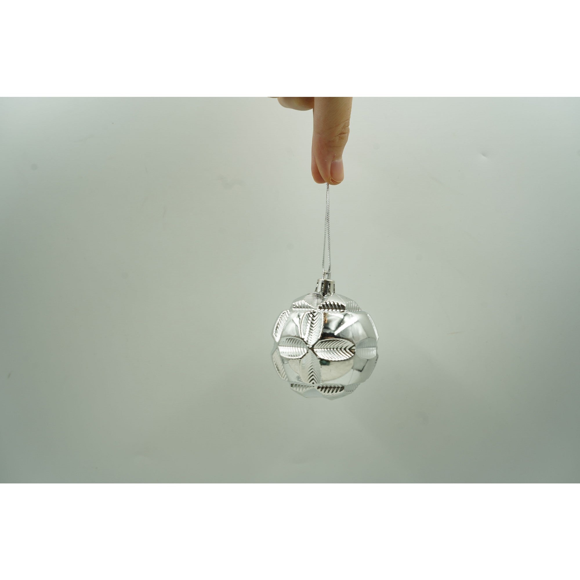Set de 12 ornamente de brad, de tip Glob, Argintiu, din plastic, cu finisaj sclipitor , cutie 6 cm adancime x 30 cm inaltime x 18 cm lungime)