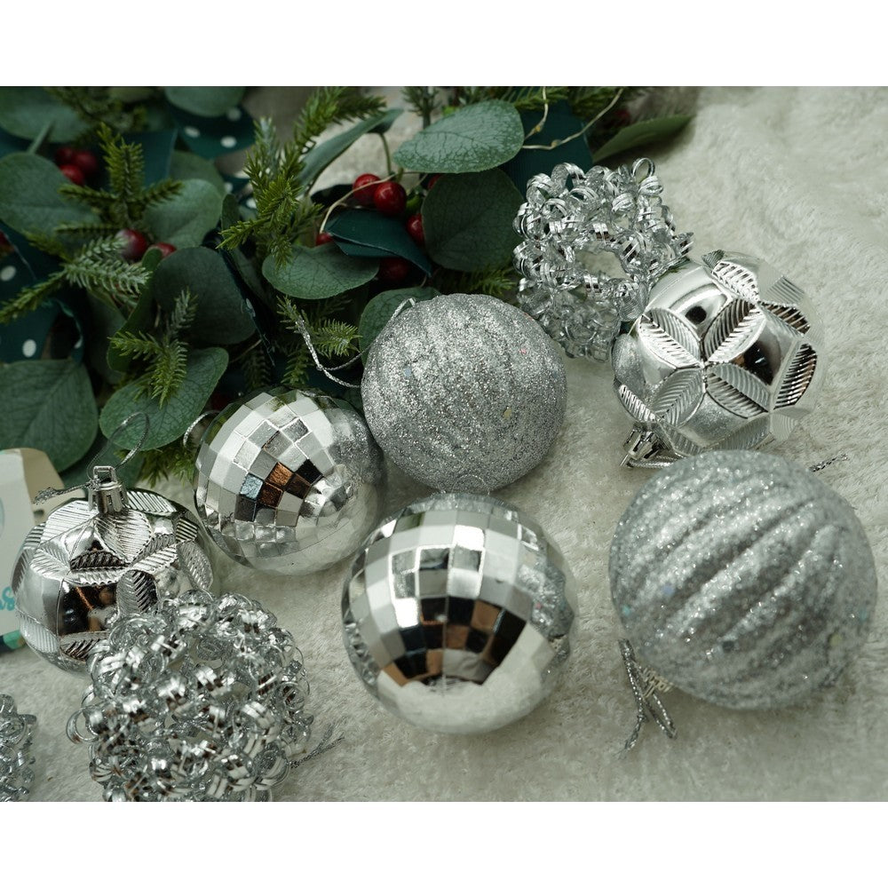 Set de 12 ornamente de brad, de tip Glob, Argintiu, din plastic, cu finisaj sclipitor , cutie 6 cm adancime x 30 cm inaltime x 18 cm lungime)