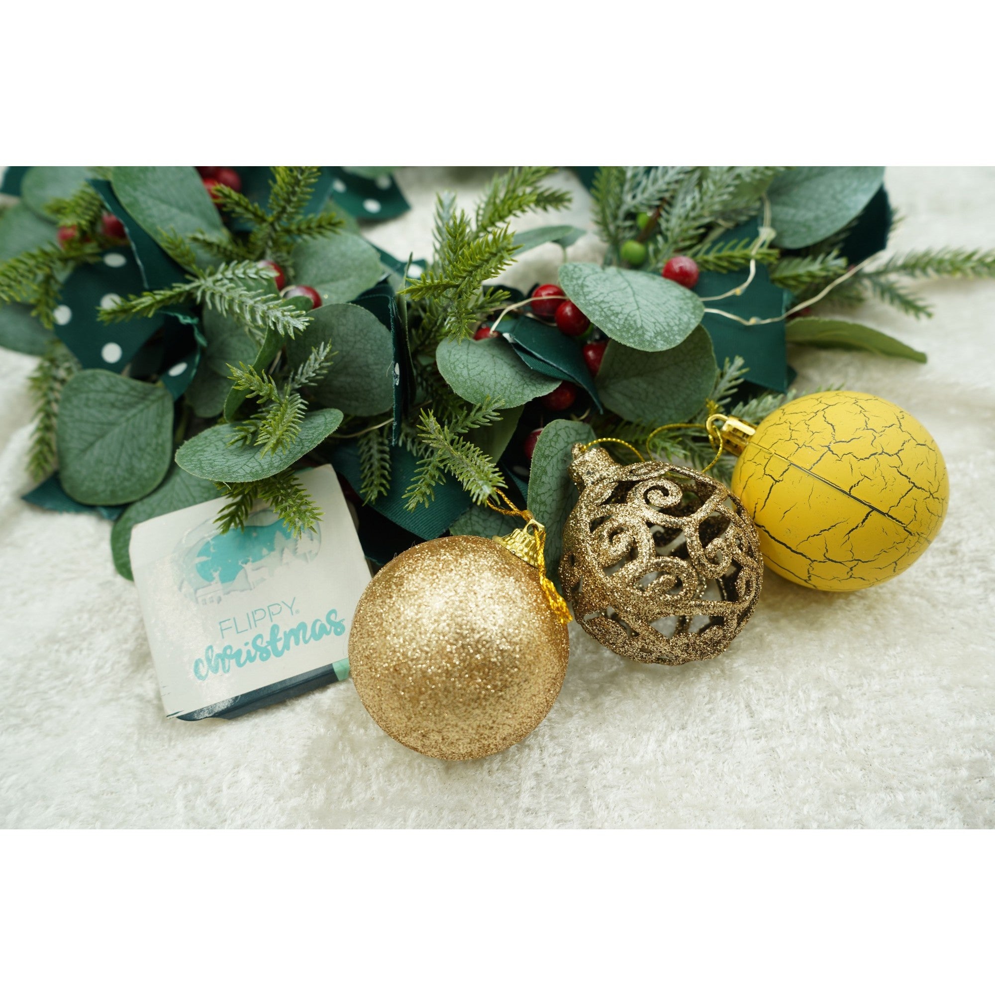 Set de 12 ornamente de brad, de tip Glob, Auriu/ Galben, din plastic, cu finisaj sclipitor , cutie 6 cm adancime x 30 cm inaltime x 18 cm lungime)
