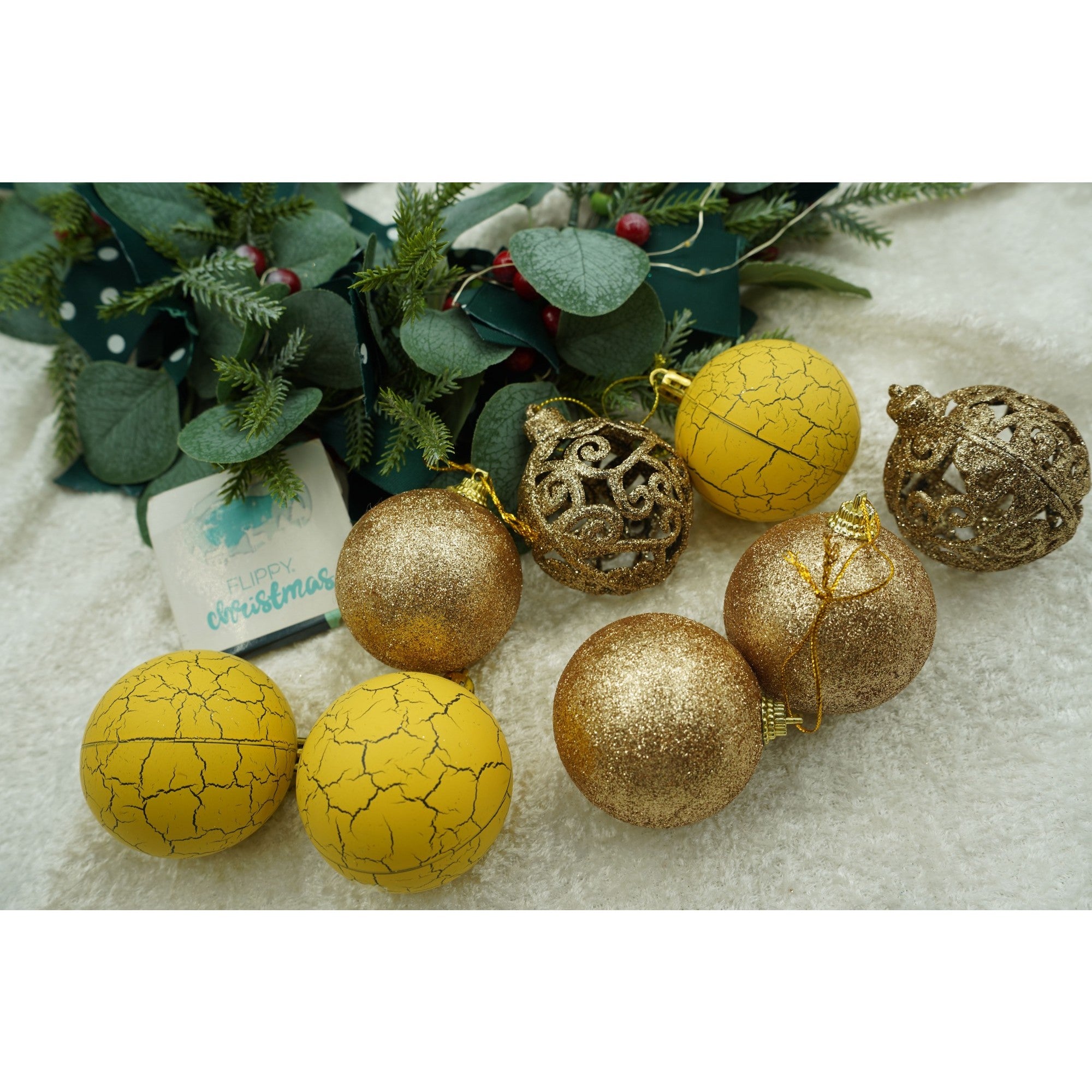 Set de 12 ornamente de brad, de tip Glob, Auriu/ Galben, din plastic, cu finisaj sclipitor , cutie 6 cm adancime x 30 cm inaltime x 18 cm lungime)