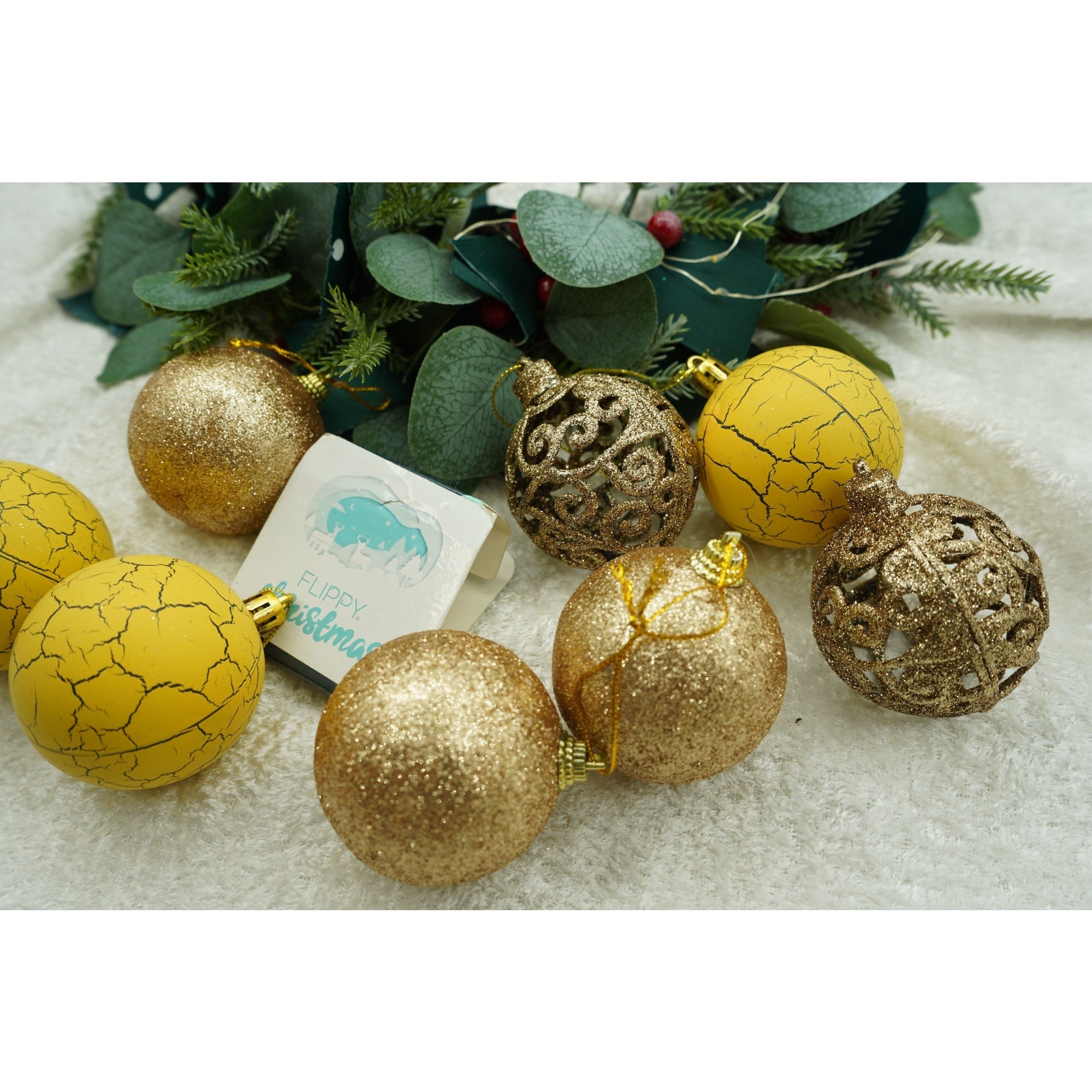 Set de 12 ornamente de brad, de tip Glob, Auriu/ Galben, din plastic, cu finisaj sclipitor , cutie 6 cm adancime x 30 cm inaltime x 18 cm lungime)