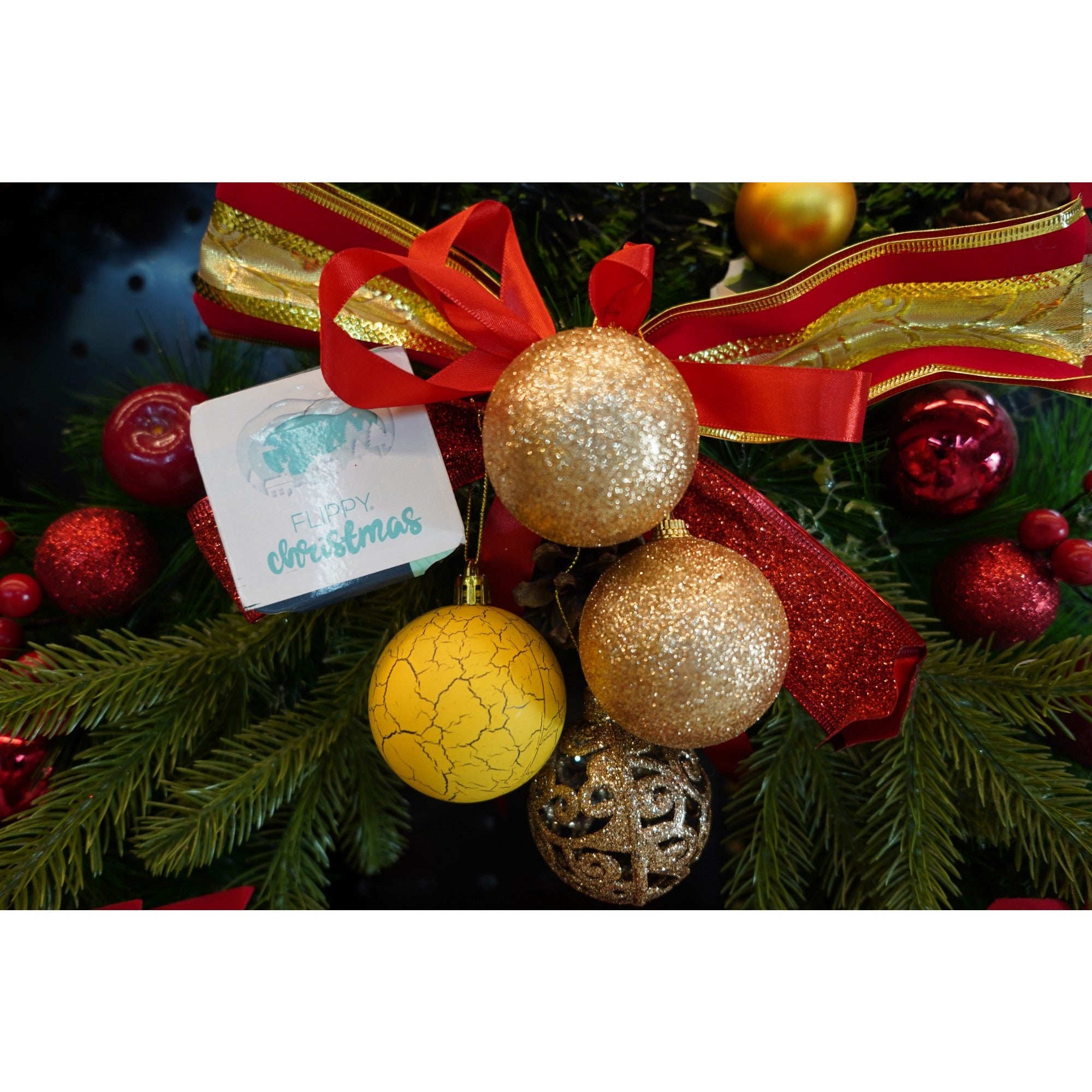 Set de 12 ornamente de brad, de tip Glob, Auriu/ Galben, din plastic, cu finisaj sclipitor , cutie 6 cm adancime x 30 cm inaltime x 18 cm lungime)