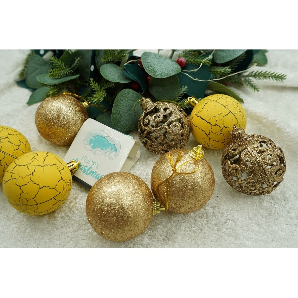 Set de 12 ornamente de brad, de tip Glob, Auriu/ Galben, din plastic, cu finisaj sclipitor , cutie 6 cm adancime x 30 cm inaltime x 18 cm lungime)