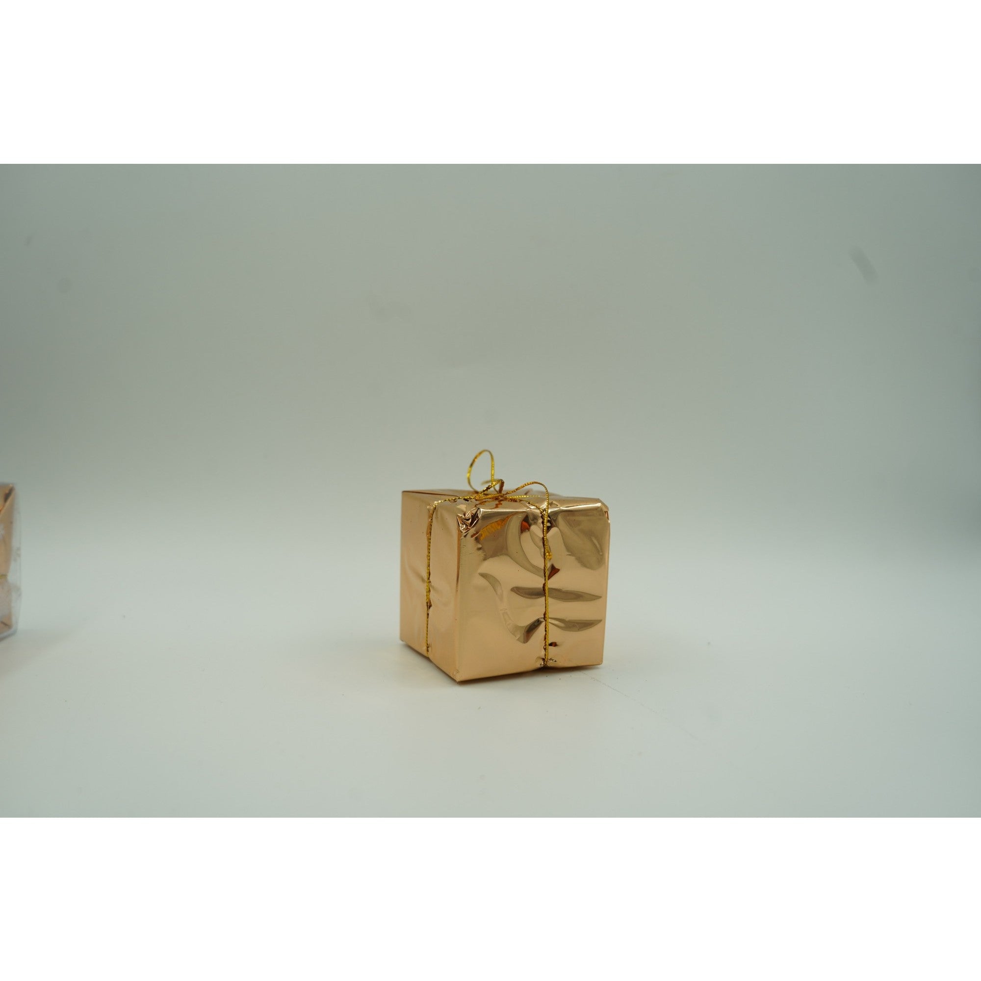 Set de 12 ornamente de brad, de tip Glob, Cupru/ Auriu, din polistiren, cu finisaj sclipitor , cutie 6 cm adancime x 23 cm lungime x 18 cm inaltime