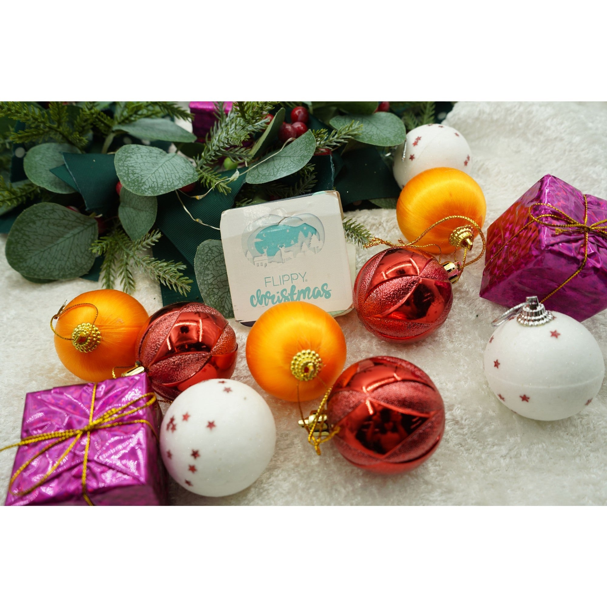 Set de 12 ornamente de brad, de tip Glob, Multicolor, din polistiren, cu finisaj sclipitor , cutie 4 cm adancime x 20 cm inaltime x 12 cm lungime)