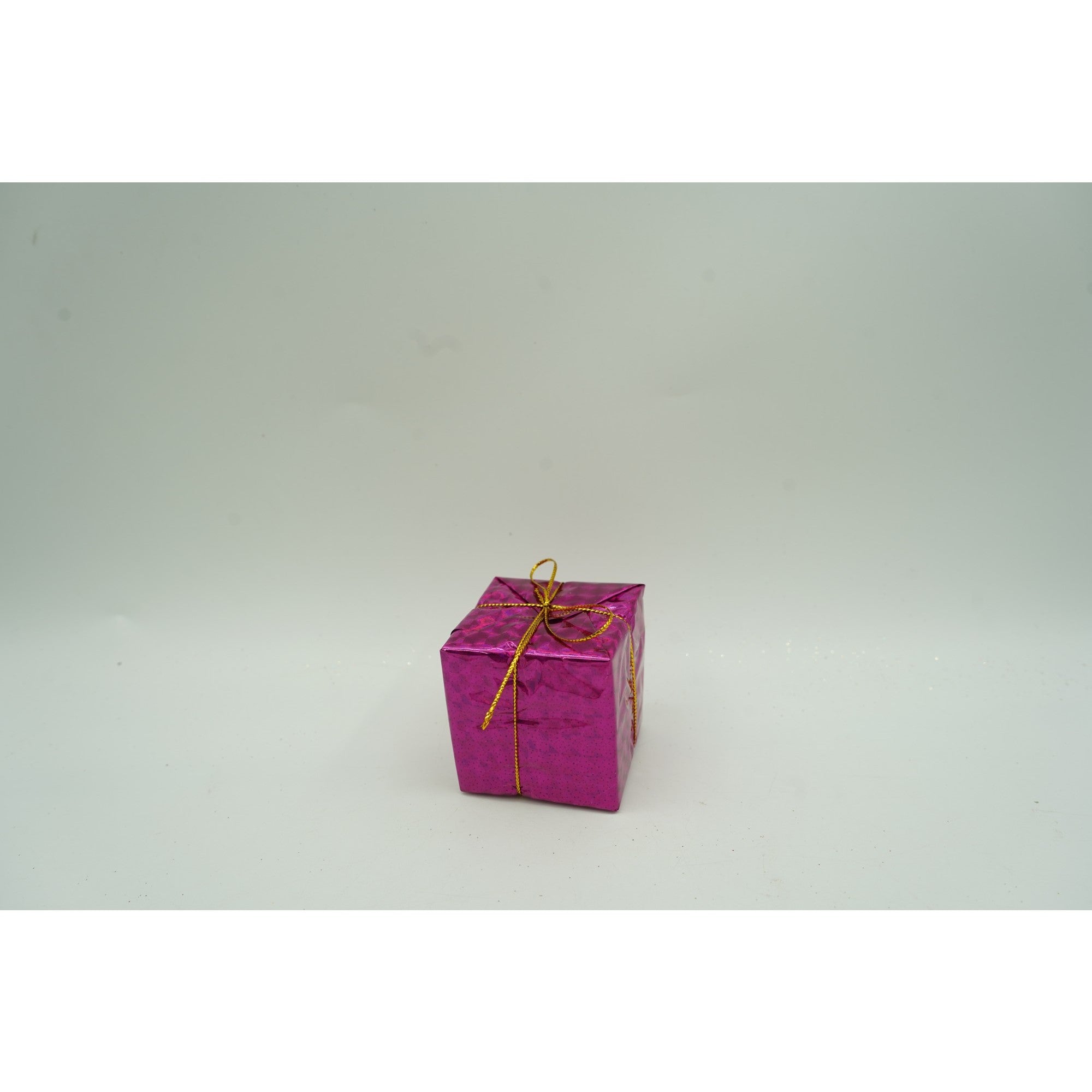 Set de 12 ornamente de brad, de tip Glob, Multicolor, din polistiren, cu finisaj sclipitor , cutie 4 cm adancime x 20 cm inaltime x 12 cm lungime)