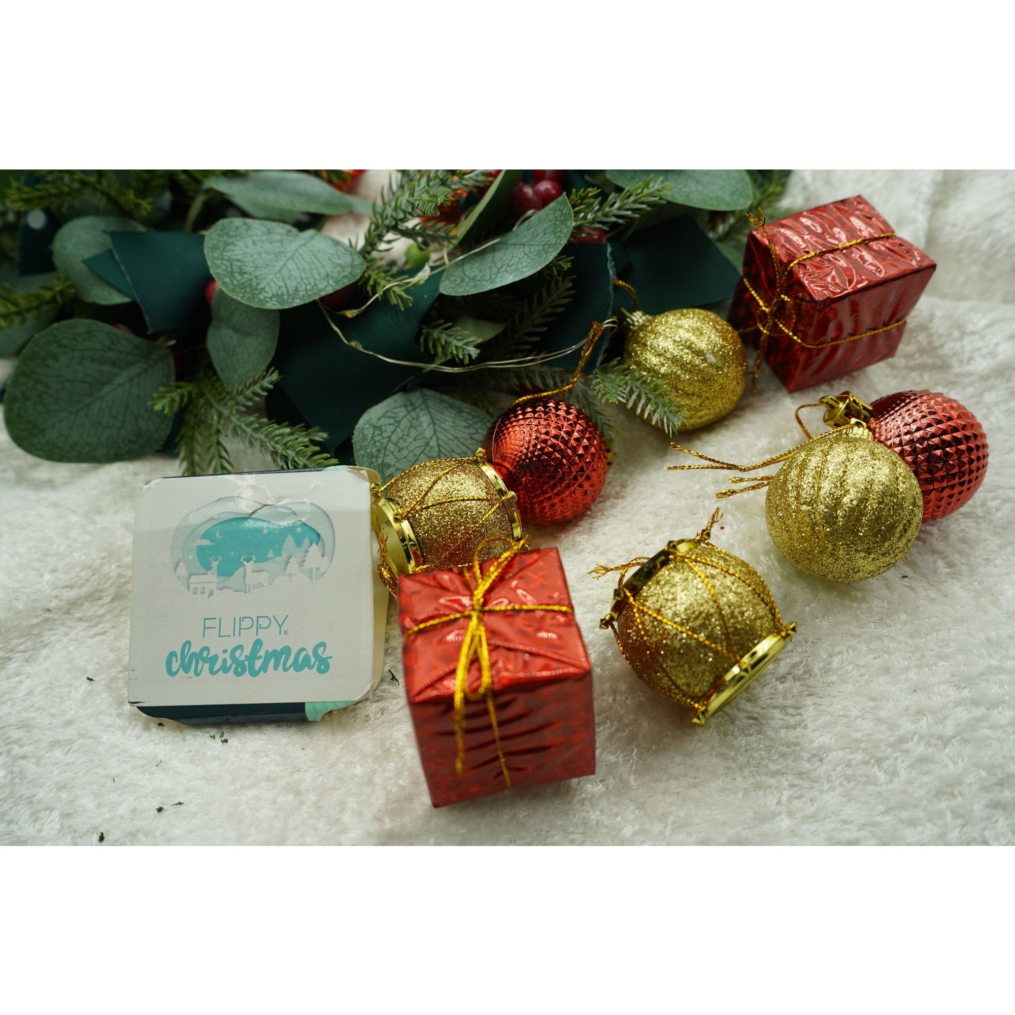 Set de 12 ornamente de brad, de tip Glob, Rosu/ Auriu, din polistiren, cu finisaj sclipitor , cutie 4 cm adancime x 20 cm inaltime x 12 cm lungime)