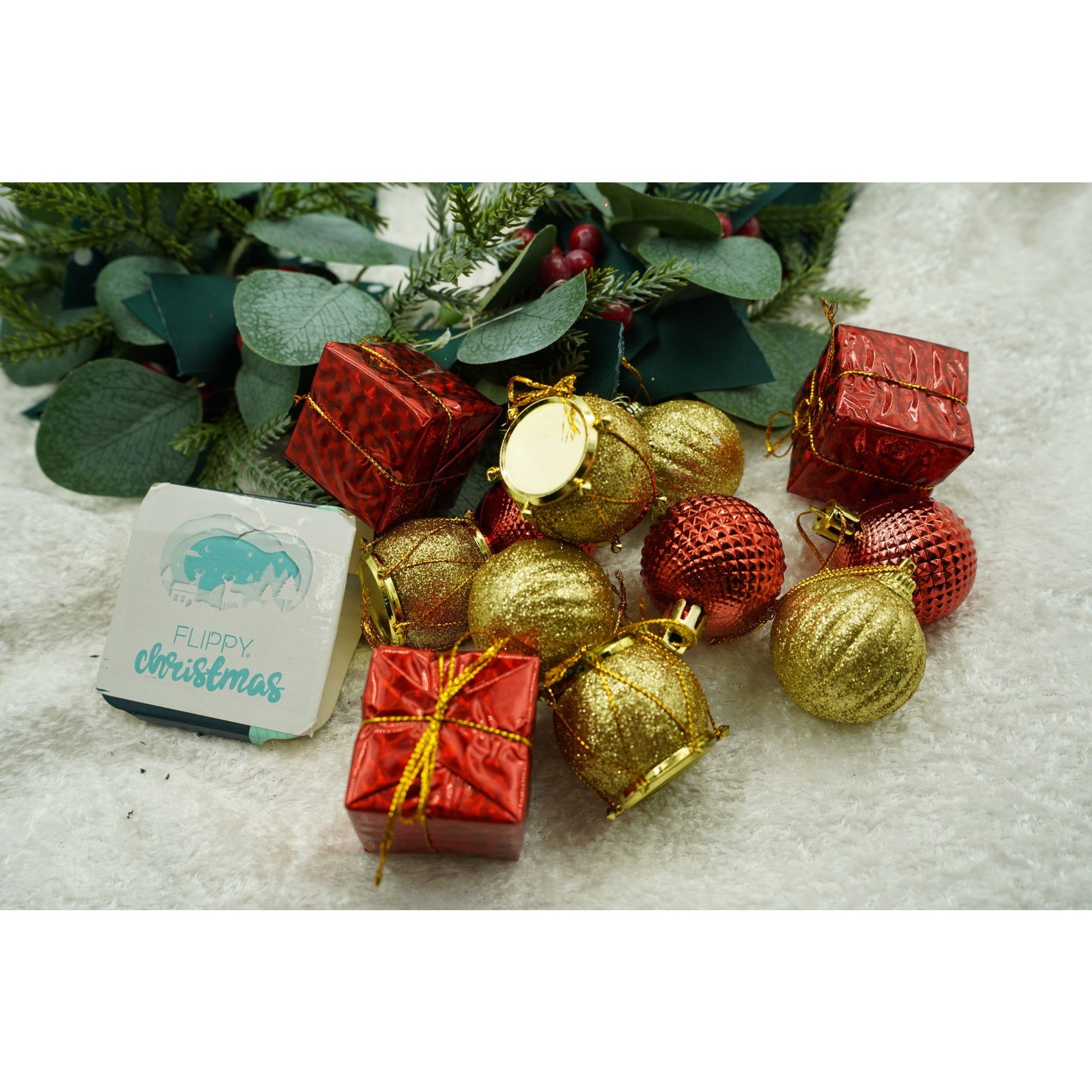 Set de 12 ornamente de brad, de tip Glob, Rosu/ Auriu, din polistiren, cu finisaj sclipitor , cutie 4 cm adancime x 20 cm inaltime x 12 cm lungime)
