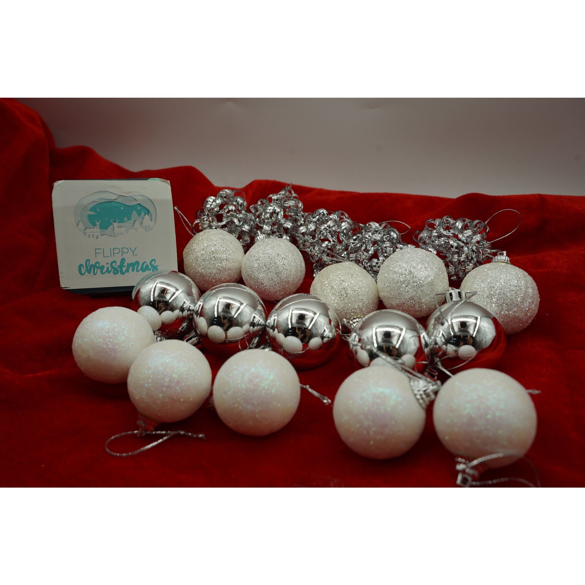 Set de 20 ornamente de brad, de tip Glob, Alb/ Argintiu, din polistiren, cu finisaj sclipitor , cutie 4 cm adancime x 20 cm lungime x 16 cm inaltime