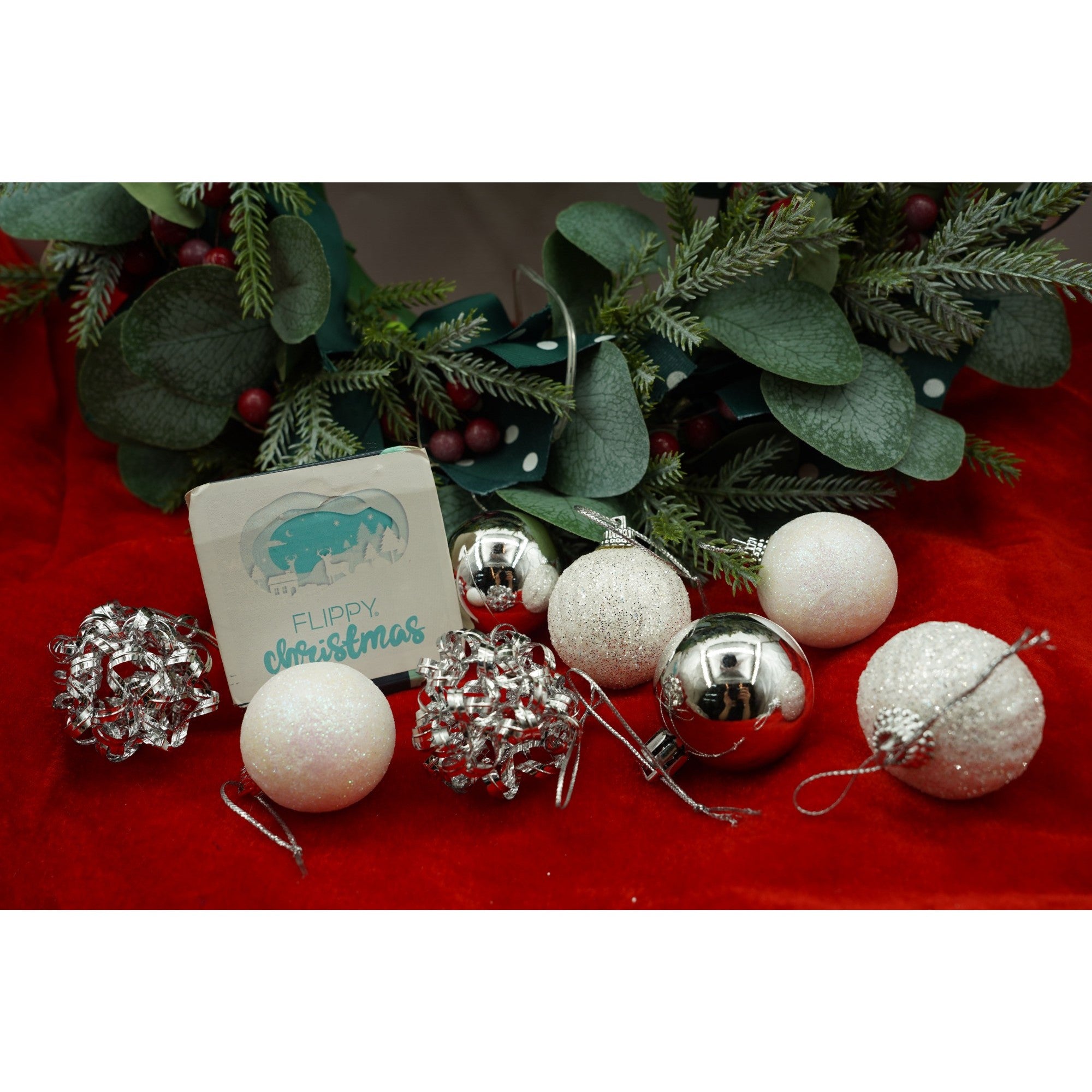 Set de 20 ornamente de brad, de tip Glob, Alb/ Argintiu, din polistiren, cu finisaj sclipitor , cutie 4 cm adancime x 20 cm lungime x 16 cm inaltime