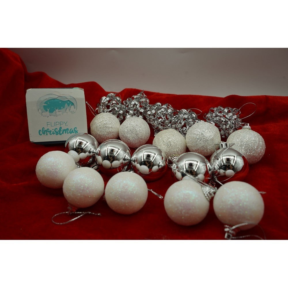 Set de 20 ornamente de brad, de tip Glob, Alb/ Argintiu, din polistiren, cu finisaj sclipitor , cutie 4 cm adancime x 20 cm lungime x 16 cm inaltime