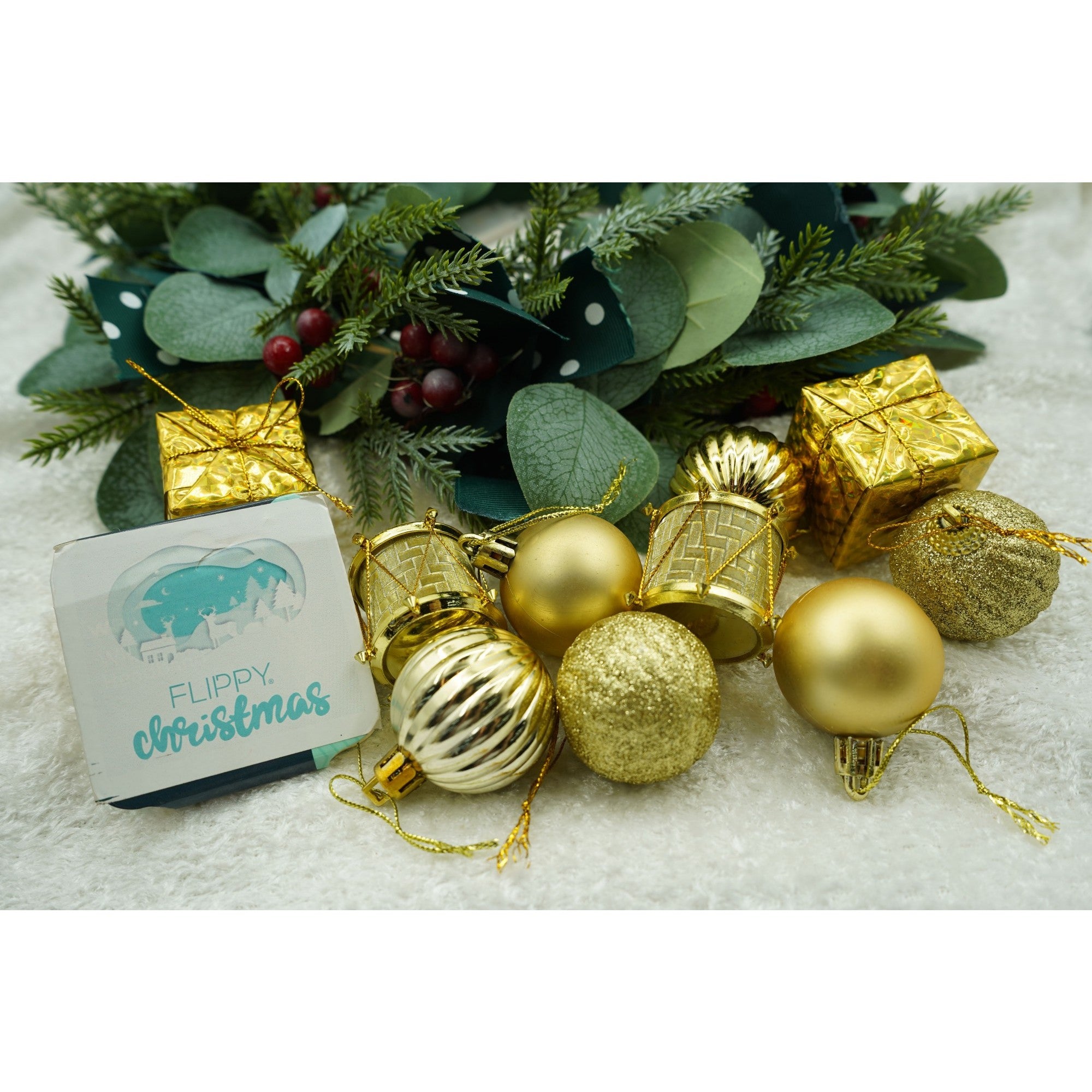 Set de 20 ornamente de brad, de tip Glob, Auriu, din polistiren, cu finisaj sclipitor , cutie 4 cm adancime x 20 cm lungime x 16 cm inaltime