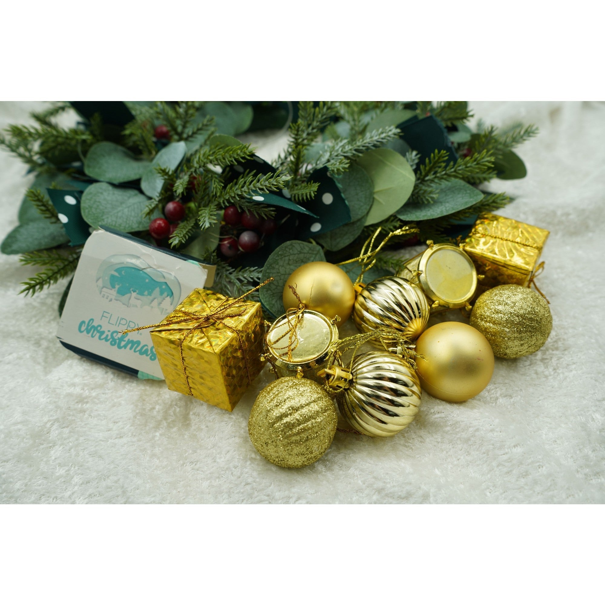 Set de 20 ornamente de brad, de tip Glob, Auriu, din polistiren, cu finisaj sclipitor , cutie 4 cm adancime x 20 cm lungime x 16 cm inaltime