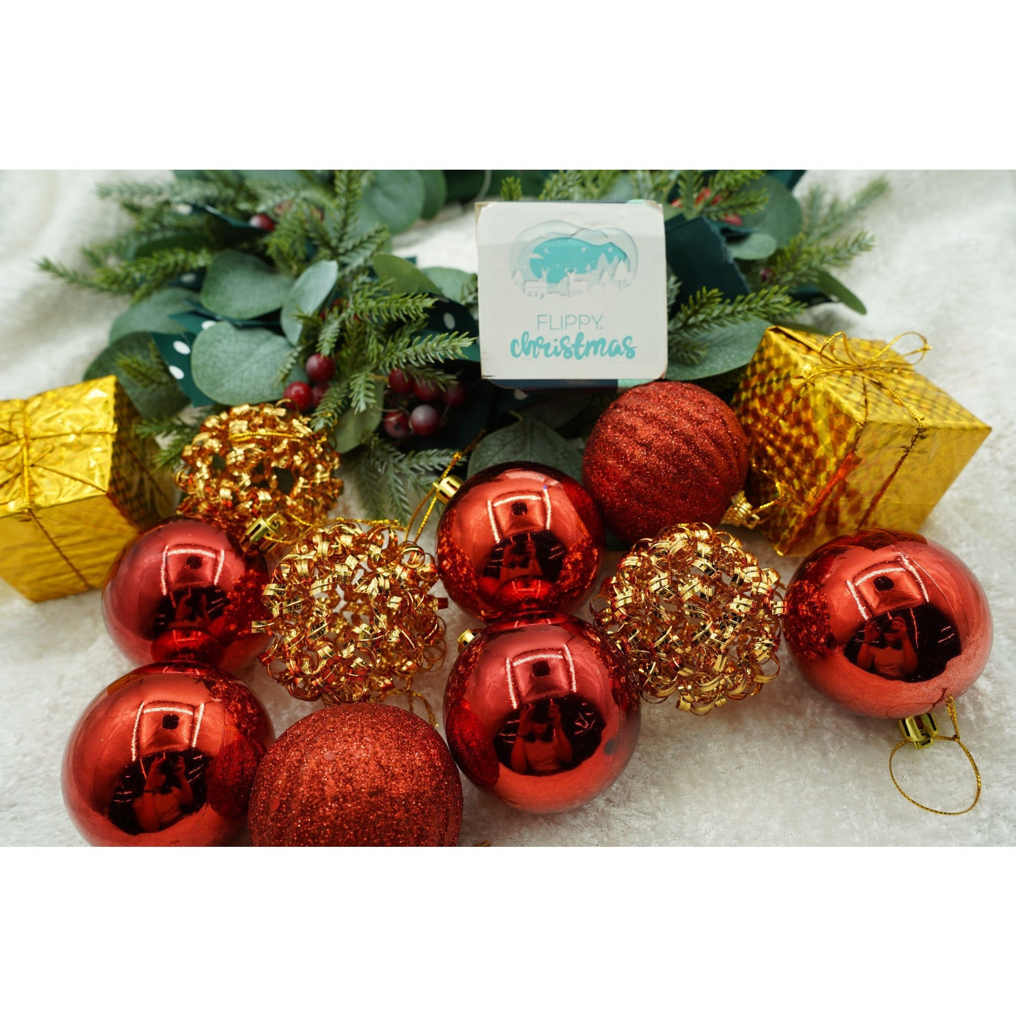 Set de 20 ornamente de brad, de tip Glob, Rosu/ Auriu, din polistiren, cu finisaj sclipitor , cutie 6 cm adancime x 29 cm lungime x 24 cm inaltime