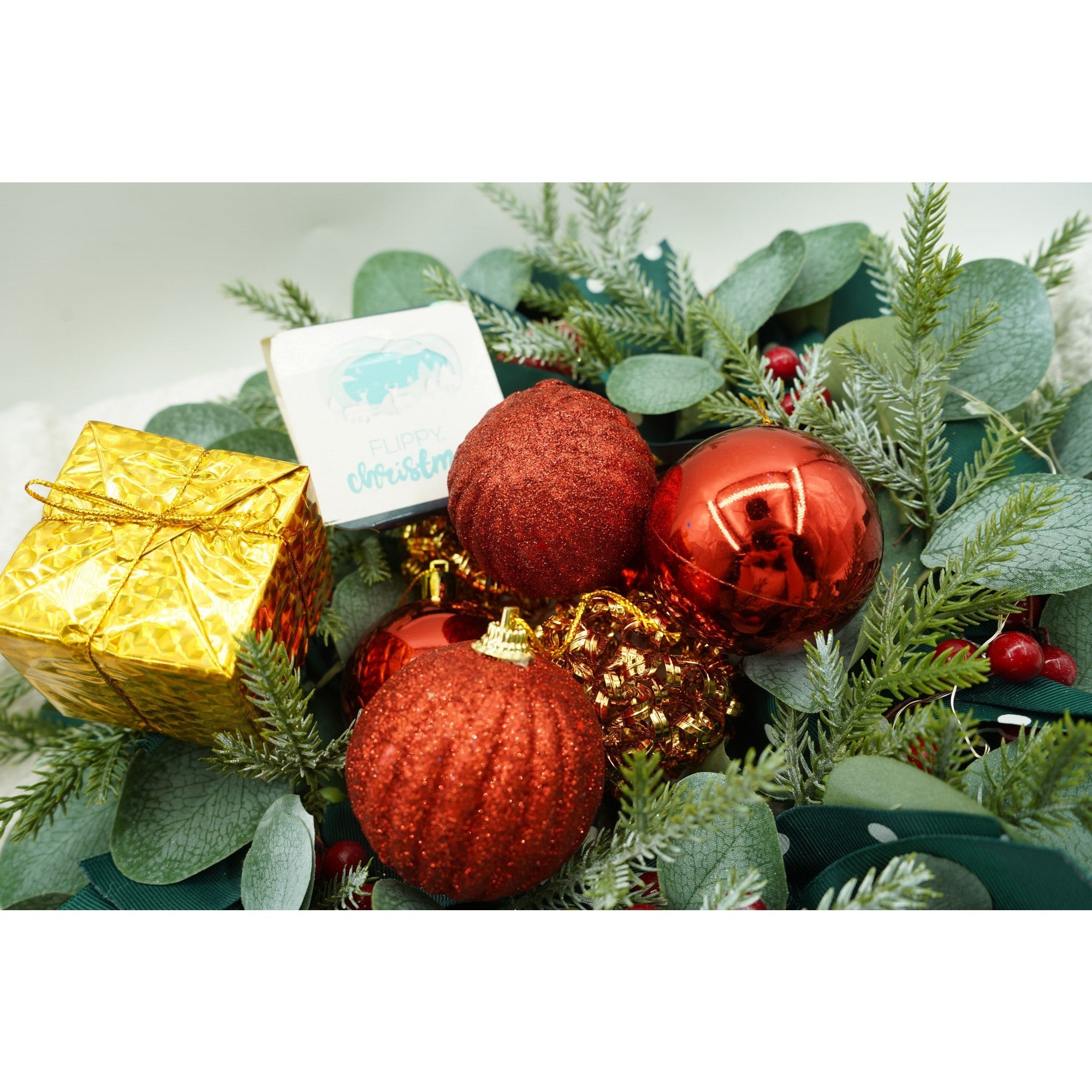 Set de 20 ornamente de brad, de tip Glob, Rosu/ Auriu, din polistiren, cu finisaj sclipitor , cutie 6 cm adancime x 29 cm lungime x 24 cm inaltime