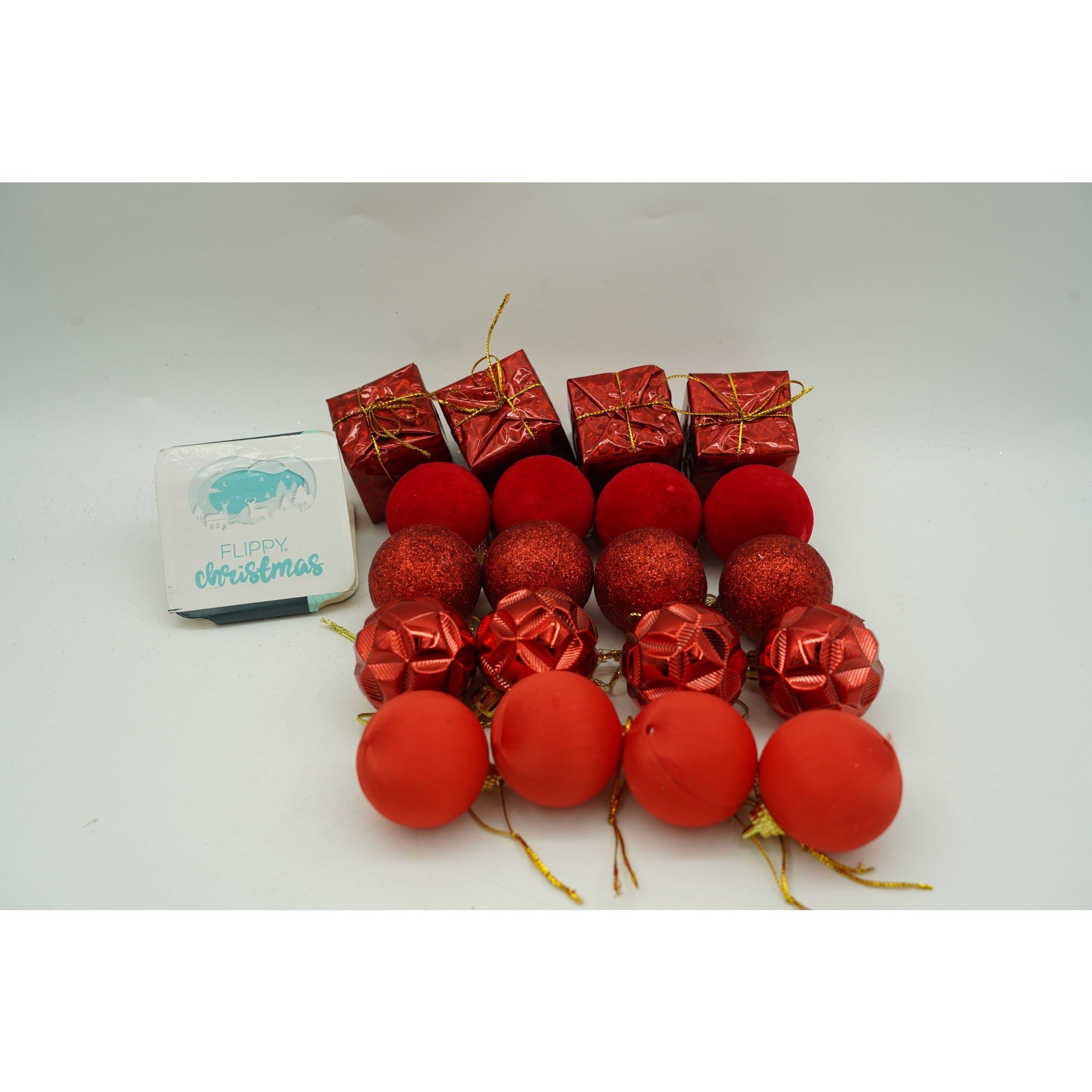 Set de 20 ornamente de brad, de tip Glob, Rosu, din polistiren, cu finisaj sclipitor , cutie 4 cm adancime x 20 cm lungime x 16 cm inaltime