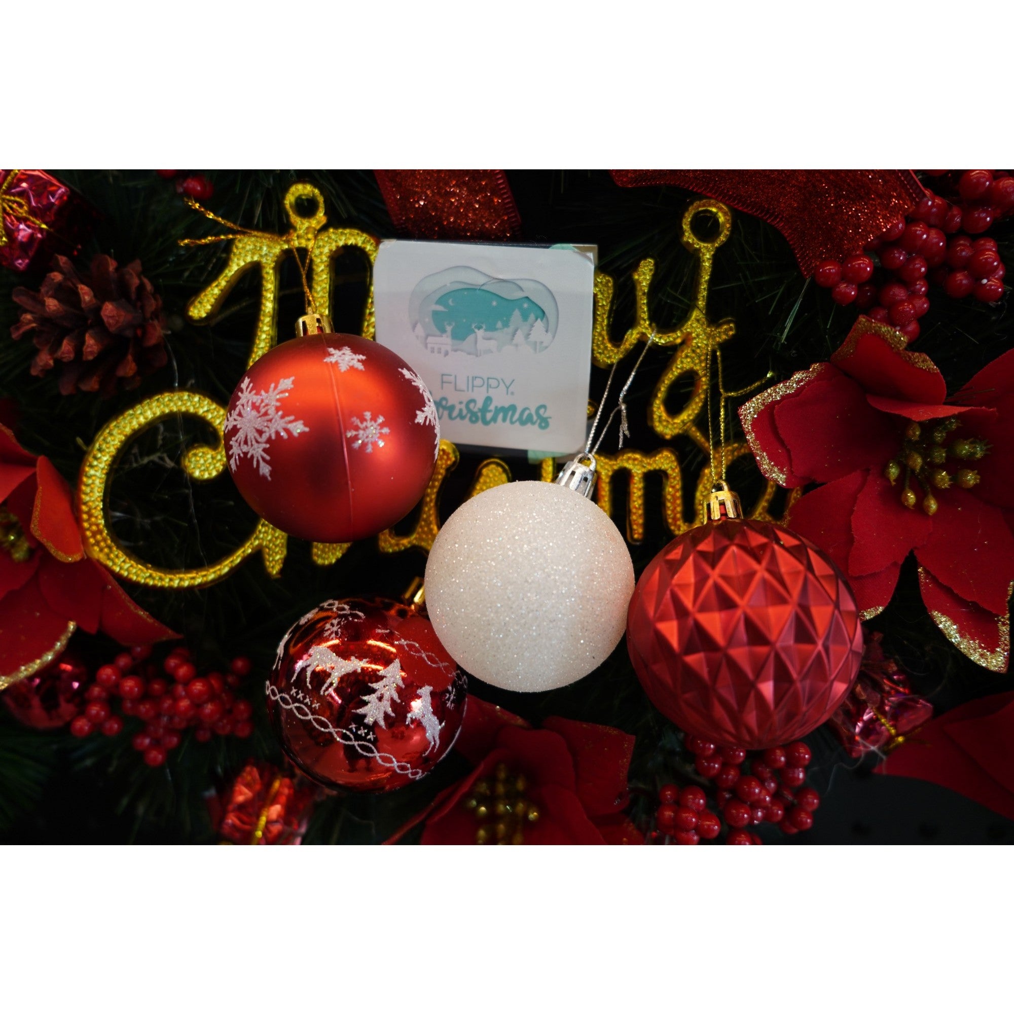 Set de 24 ornamente de brad, de tip Glob, Alb/ Rosu, cu ø de 6 cm, din plastic, cu finisaj sclipitor , cutie 14 cm lungime x 32 cm inaltime x 14 cm adancime