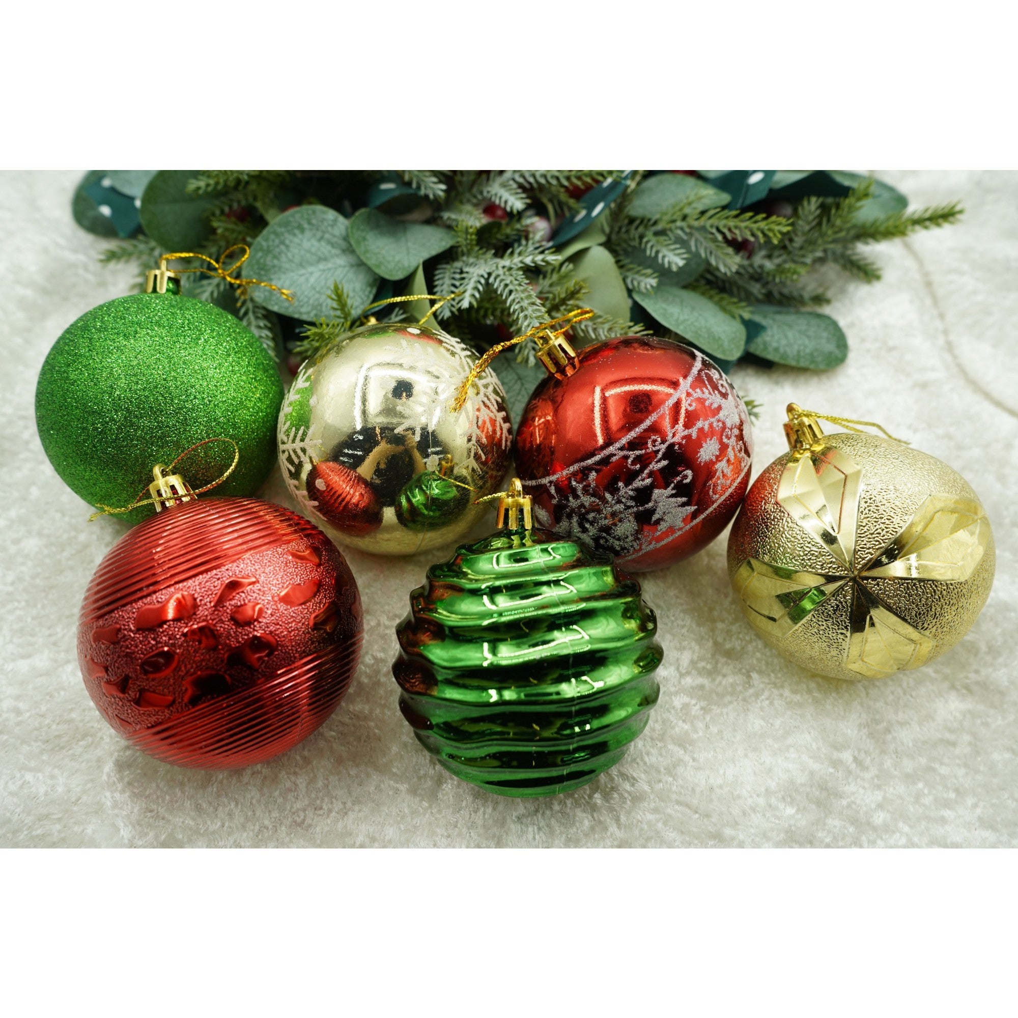 Set de 24 ornamente de brad, de tip Glob, Multicolor, cu ø de 8 cm, din plastic, cu finisaj sclipitor , cutie 19 cm lungime x 42 cm inaltime x 19 cm adancime
