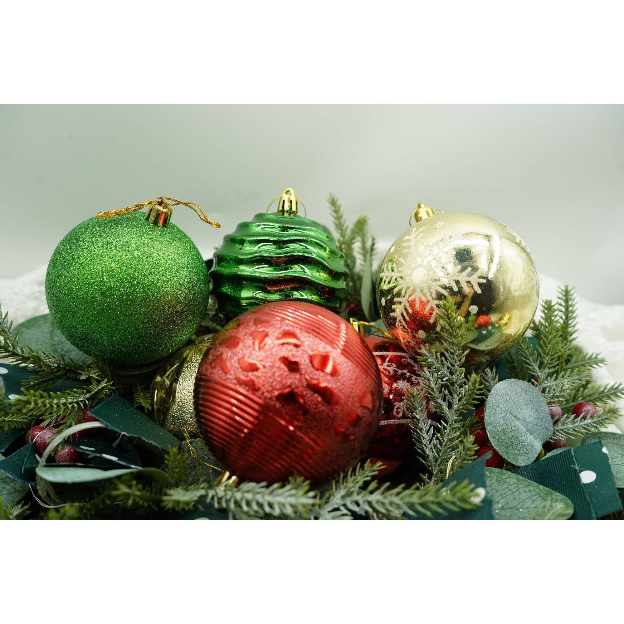 Set de 24 ornamente de brad, de tip Glob, Multicolor, cu ø de 8 cm, din plastic, cu finisaj sclipitor , cutie 19 cm lungime x 42 cm inaltime x 19 cm adancime
