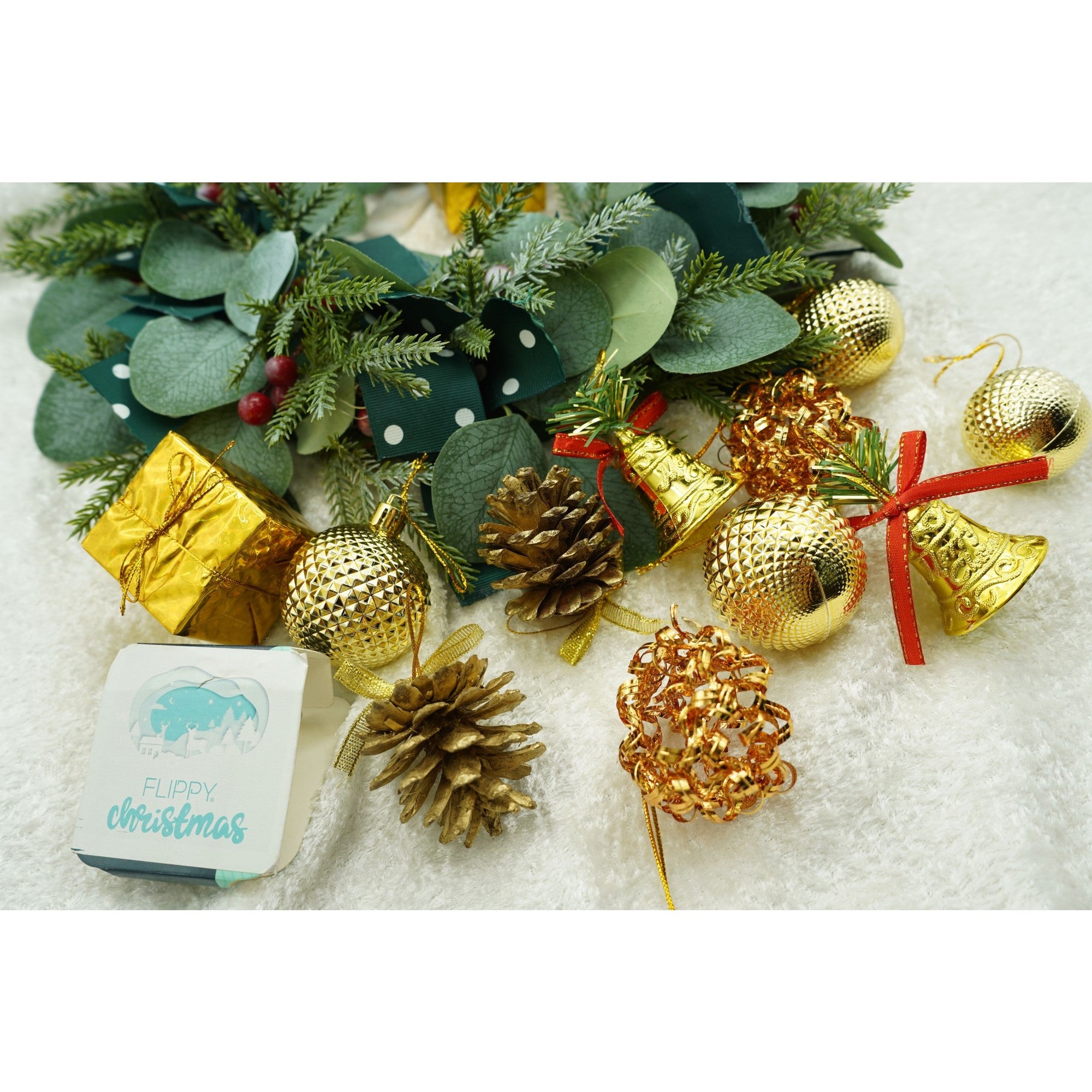 Set de 24 ornamente de brad, de tip Glob, Multicolor, din polistiren, cu finisaj sclipitor , cutie 5 cm adancime x 29 cm lungime x 19 cm inaltime