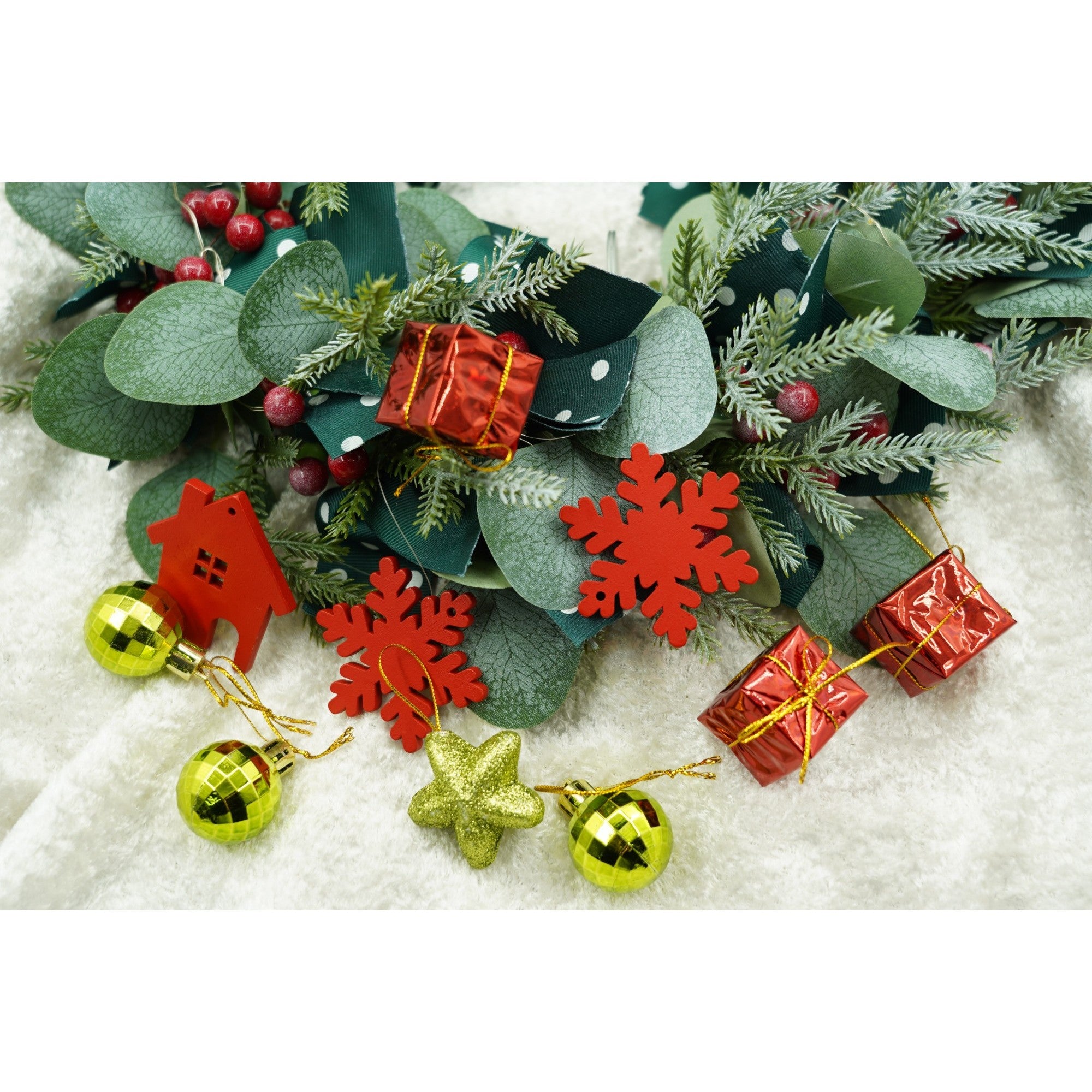 Set de 24 ornamente de brad, de tip Glob, Rosu/ Auriu, din polistiren, cu finisaj sclipitor , cutie 3 cm adancime x 20 cm lungime x 14 cm inaltime